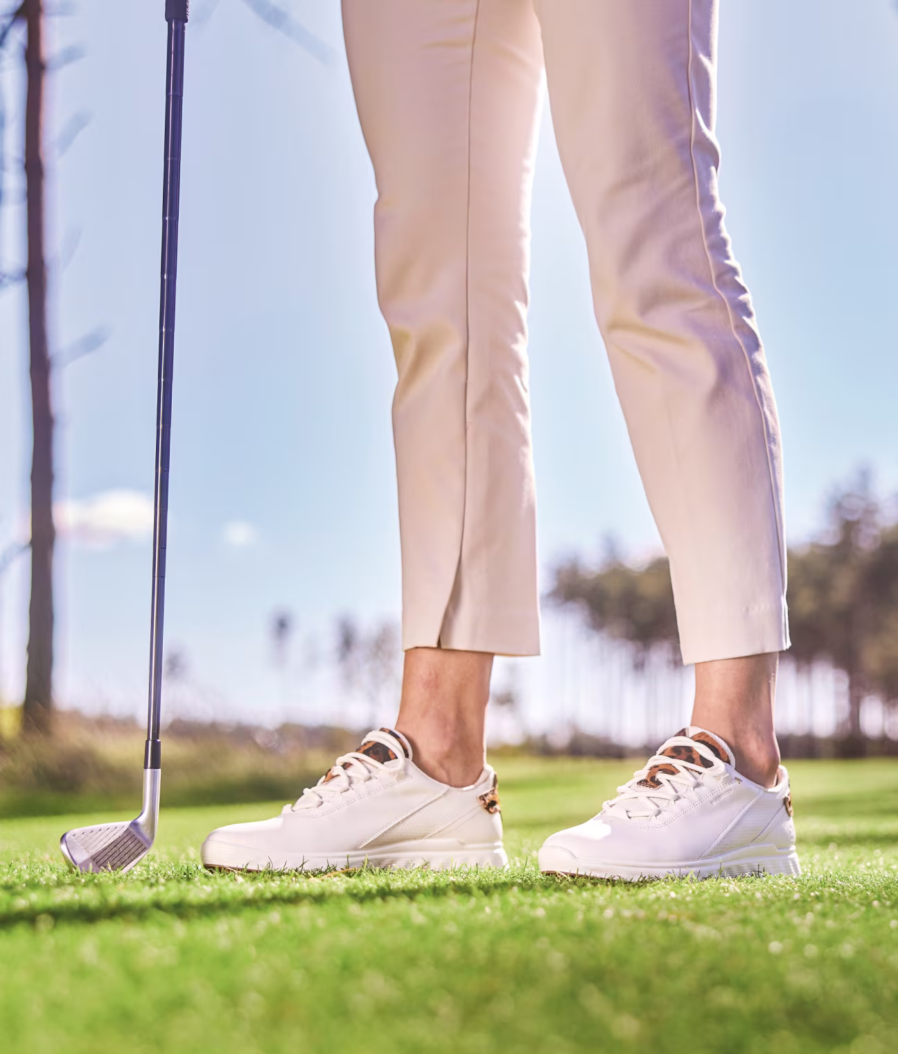 Bring bold style to the green in these premium white leather ECCO golf shoes. Leopard print details and advanced traction deliver performance with a fashionable edge.