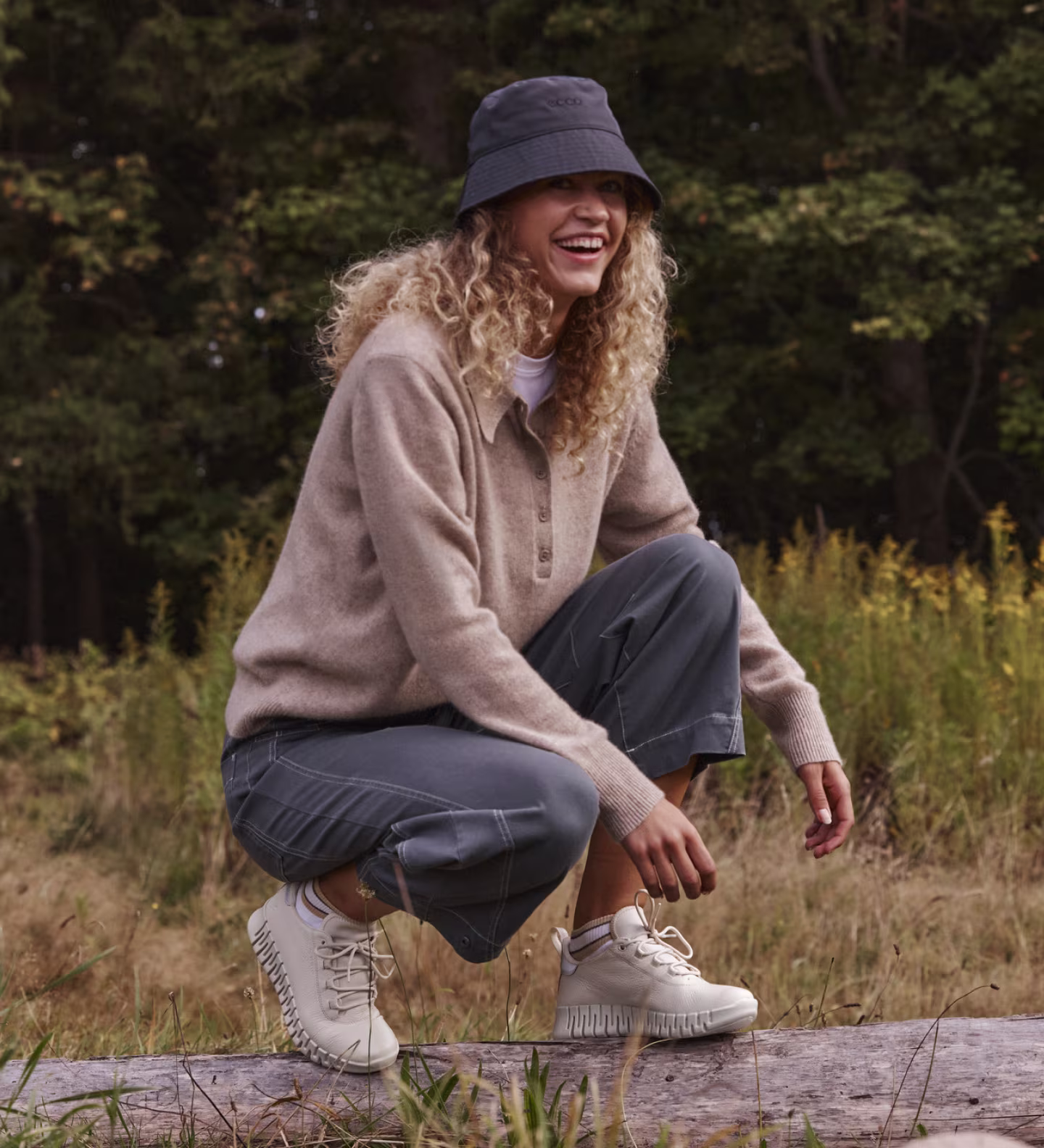 Genießen Sie die Natur mit mühelosem Stil. Diese cremeweißen Ledersneaker kombinieren eine robuste, flexible gerillte Sohle mit einem hochwertigen Finish und sorgen für maximalen Komfort – vom Stadtbummel bis zum Wochenendausflug.