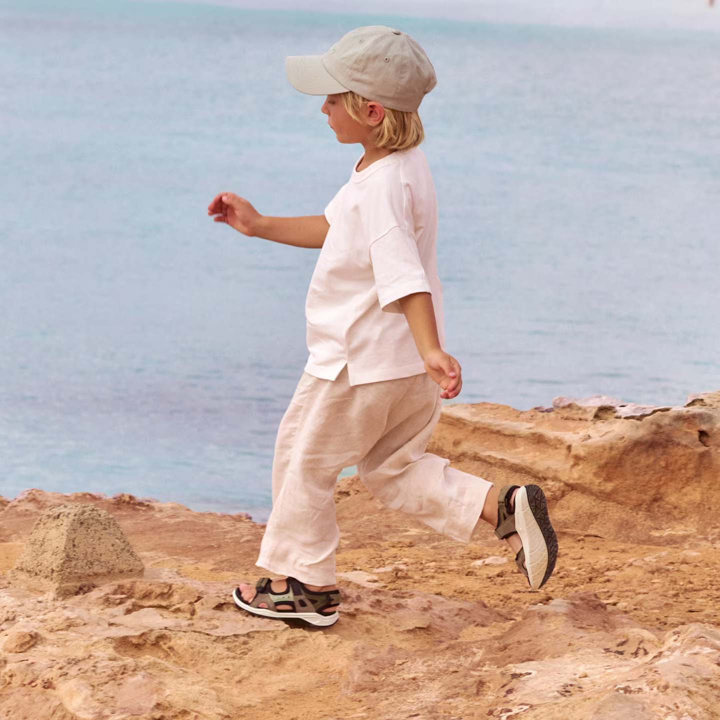 b4.3-landingpage-ss26-kidssandals-710642-61628