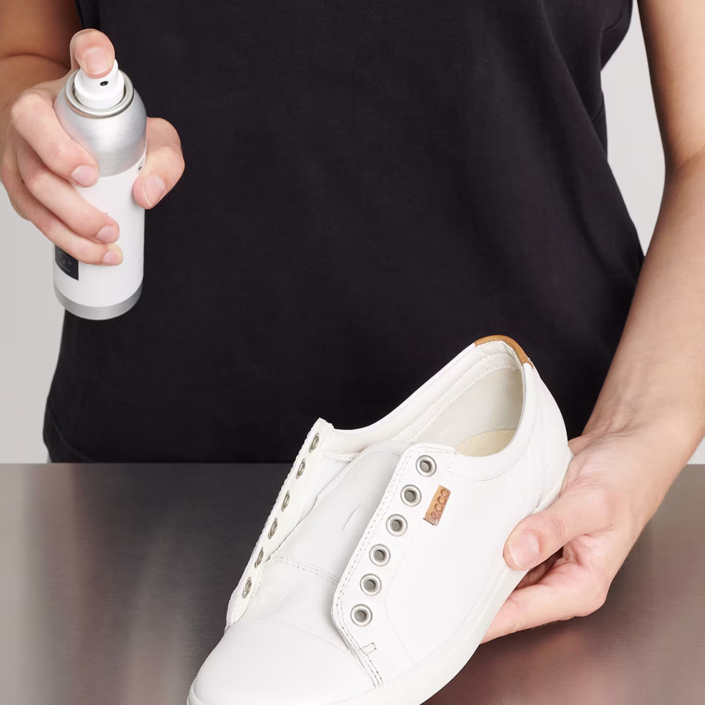 Finally, spritz with ECCO REFRESH SPRAY for a pleasant citrus scent.