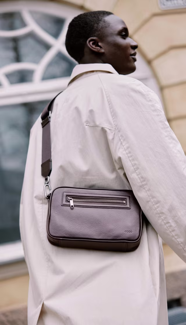 _contentCard_bags_men-casual-walking
