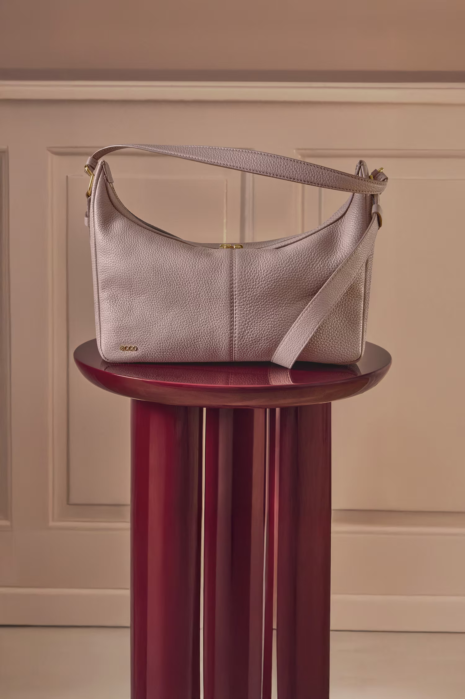 homepage-hero-2880x1620-AW25-Bags-Hobo-beige