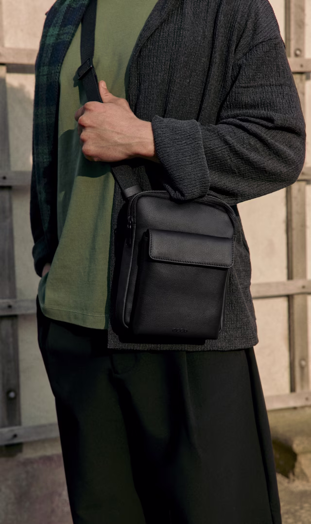 AW25-bags-crossbody-shoulder-plp-910821890000-FlatPouch