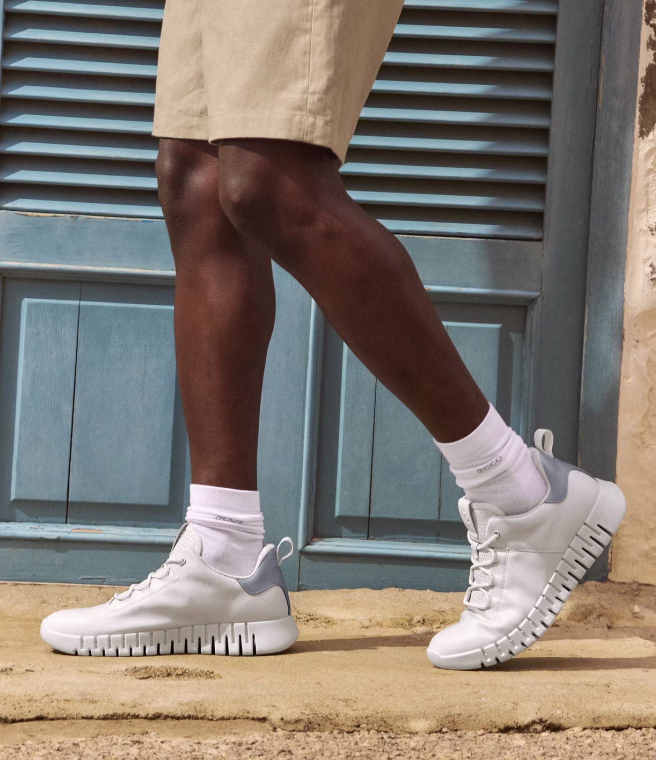 Redefine urban mobility with these light grey ECCO GRUUV trainers. Engineered with a highly flexible sole and premium leather, ensuring exceptional all-day support and effortless style.