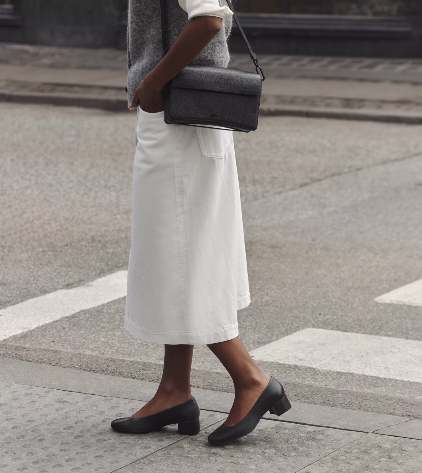 Ubesværet urban stil møder moderne komfort. Disse elegante sorte læder-pumps har en blokhæl, der er god at gå i, og en anatomisk pasform – perfekt til byens gader.