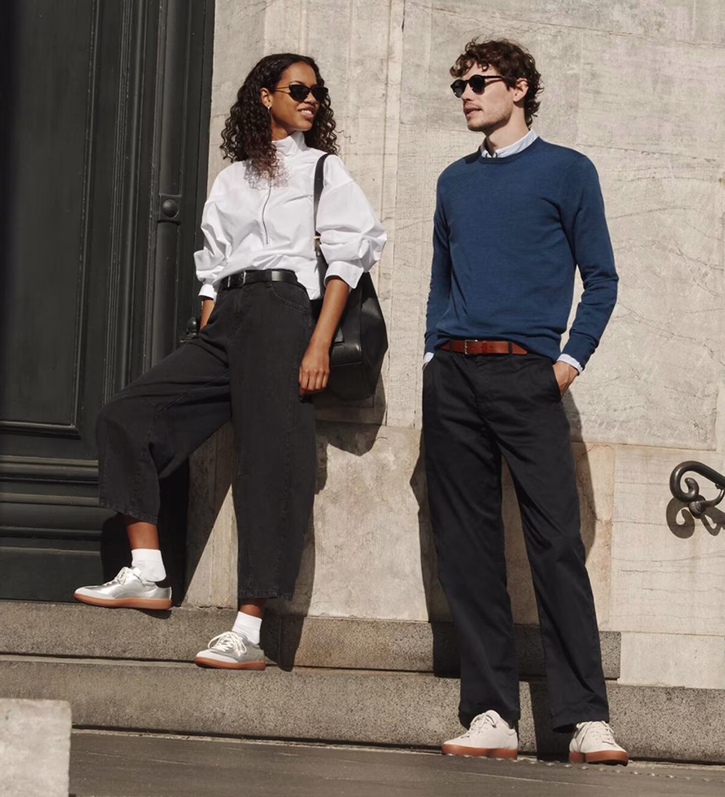 Müheloser Street-Style mit hochwertigen ECCO Freizeitsneakern, die moderne dänische Ästhetik perfekt mit ganztägigem Komfort in der Stadt verbinden.