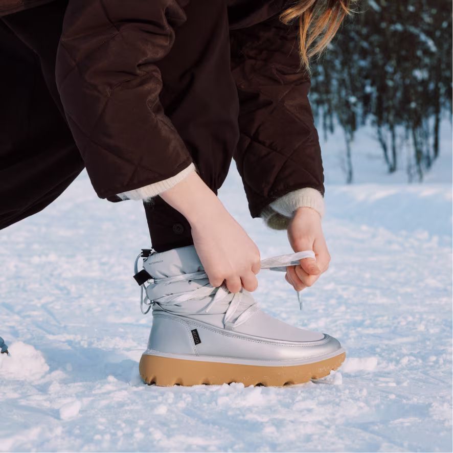 Affrontez les journées de neige avec les bottes thermiques pour femme ECCO, conjuguant protection imperméable aux nuances métallisées, esthétique scandinave et confort durable.