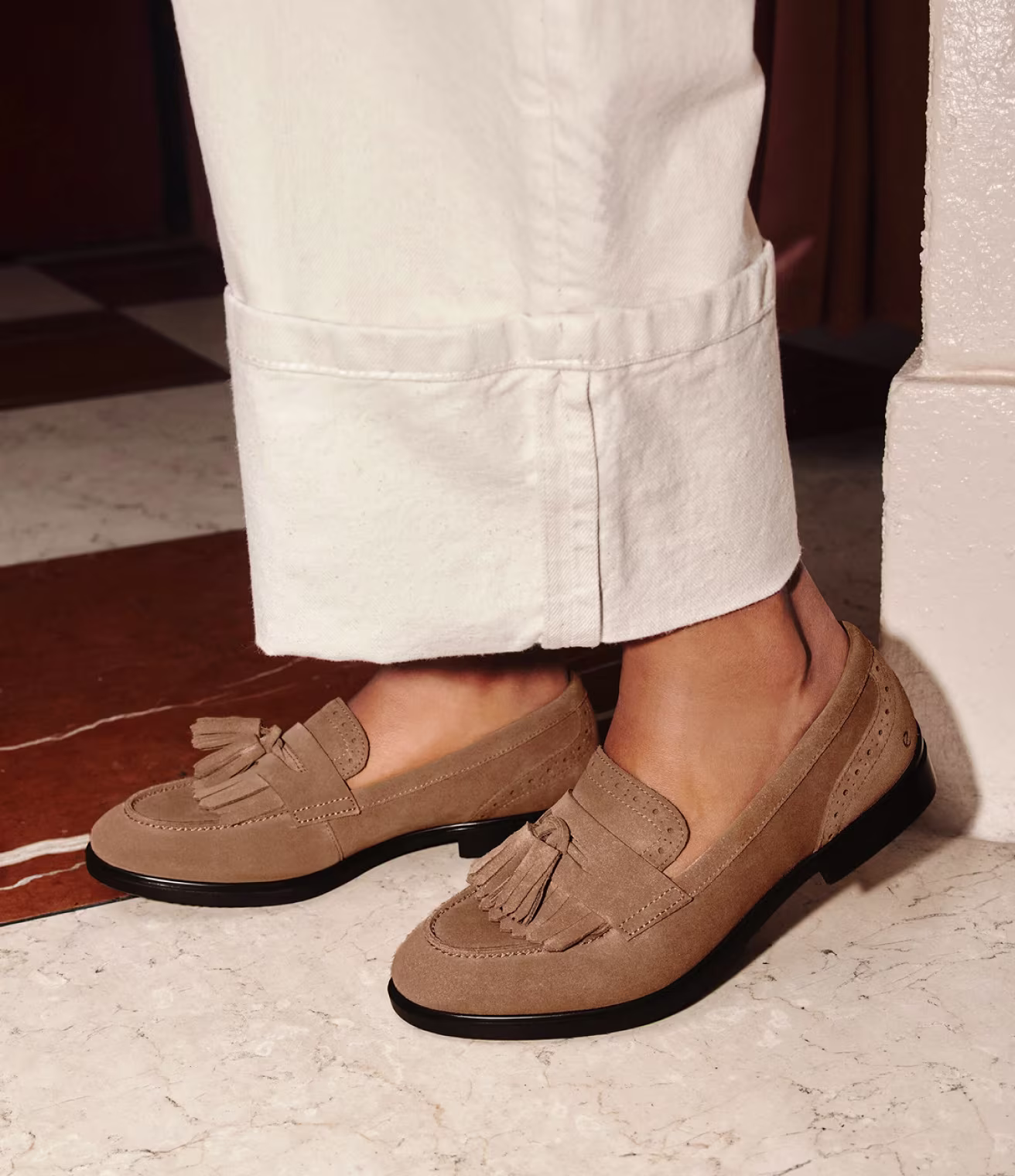 Gefertigt aus samtigem taupefarbenen Wildleder, verleihen diese raffinierten Tassel-Loafer modernen Smart-Casual-Outfits eine handwerkliche Textur und flexiblen Komfort.