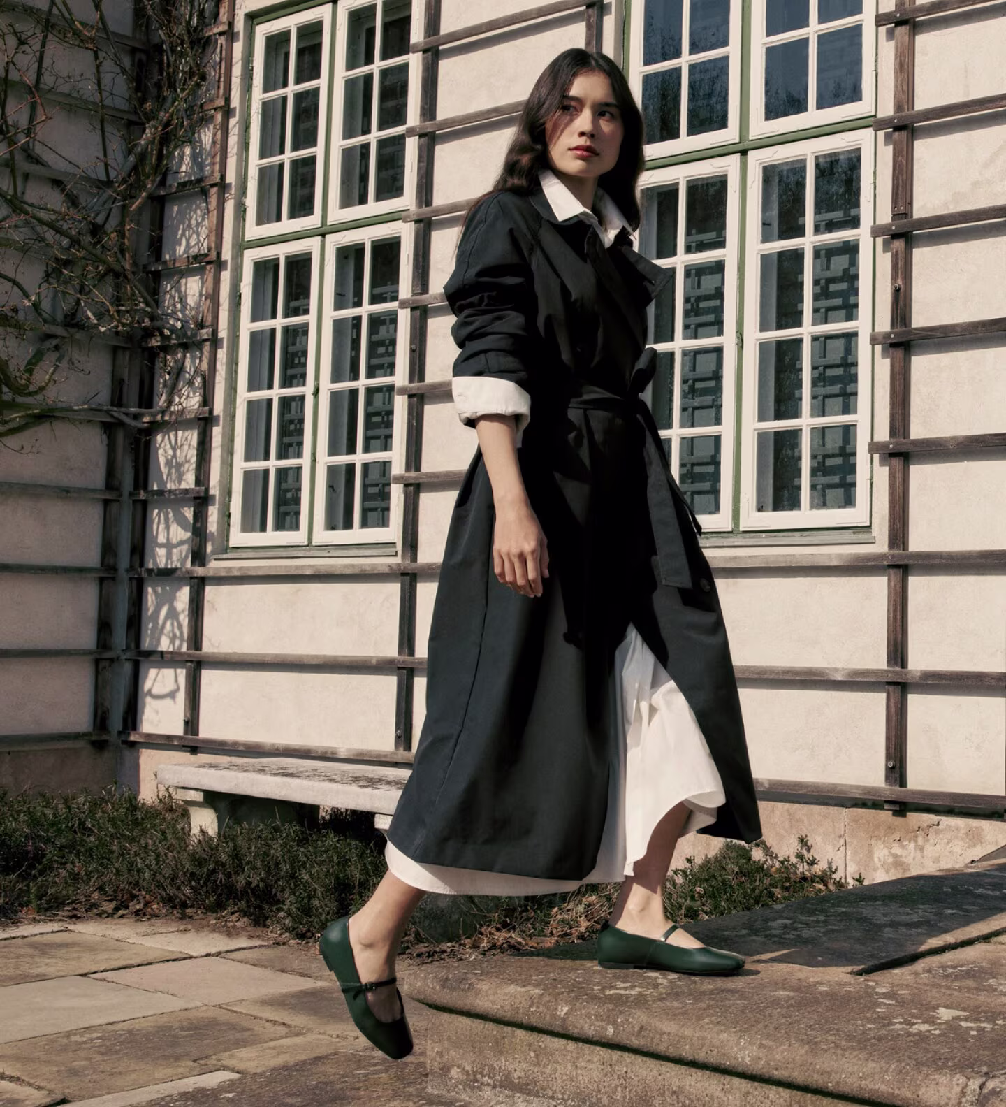 Step into the new season with sophisticated ease. Rich, deep green leather pairs with an ergonomic sole for a masterclass in functional elegance.