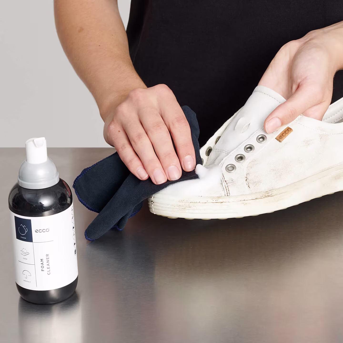 Massage ECCO FOAM CLEANER into the leather using a damp cloth. Wipe the insole and leave to dry.
