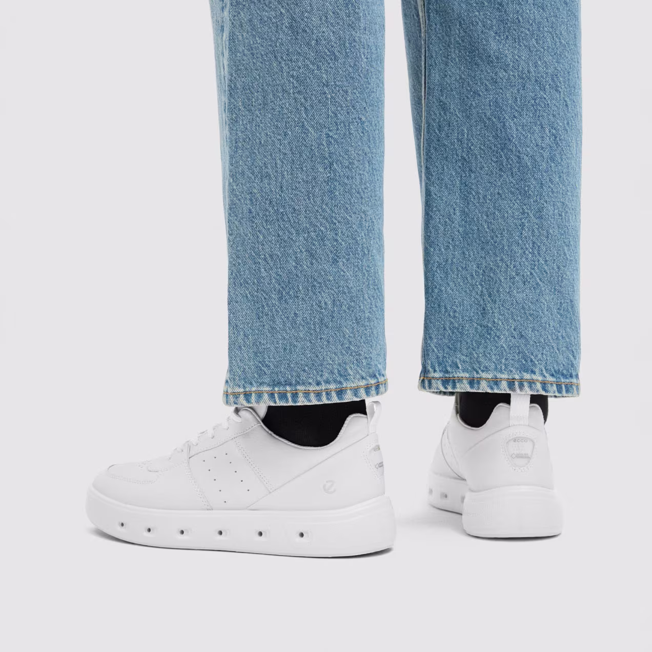 Elegante, reinweiße Ledersneaker mit fortschrittlicher, atmungsaktiver Sohlenarchitektur, entwickelt für leichtfüßigen Komfort und einen dezenten, modernen Look.