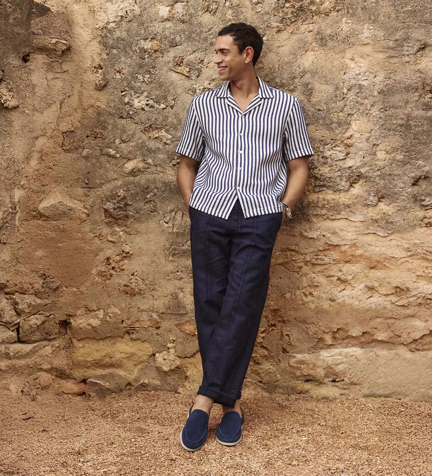 Ubesværet skandinavisk stil møder komfort hele dagen med disse eksklusive blå slip-on loafers i ruskind, der er perfekte til sommerens smart-casual look.