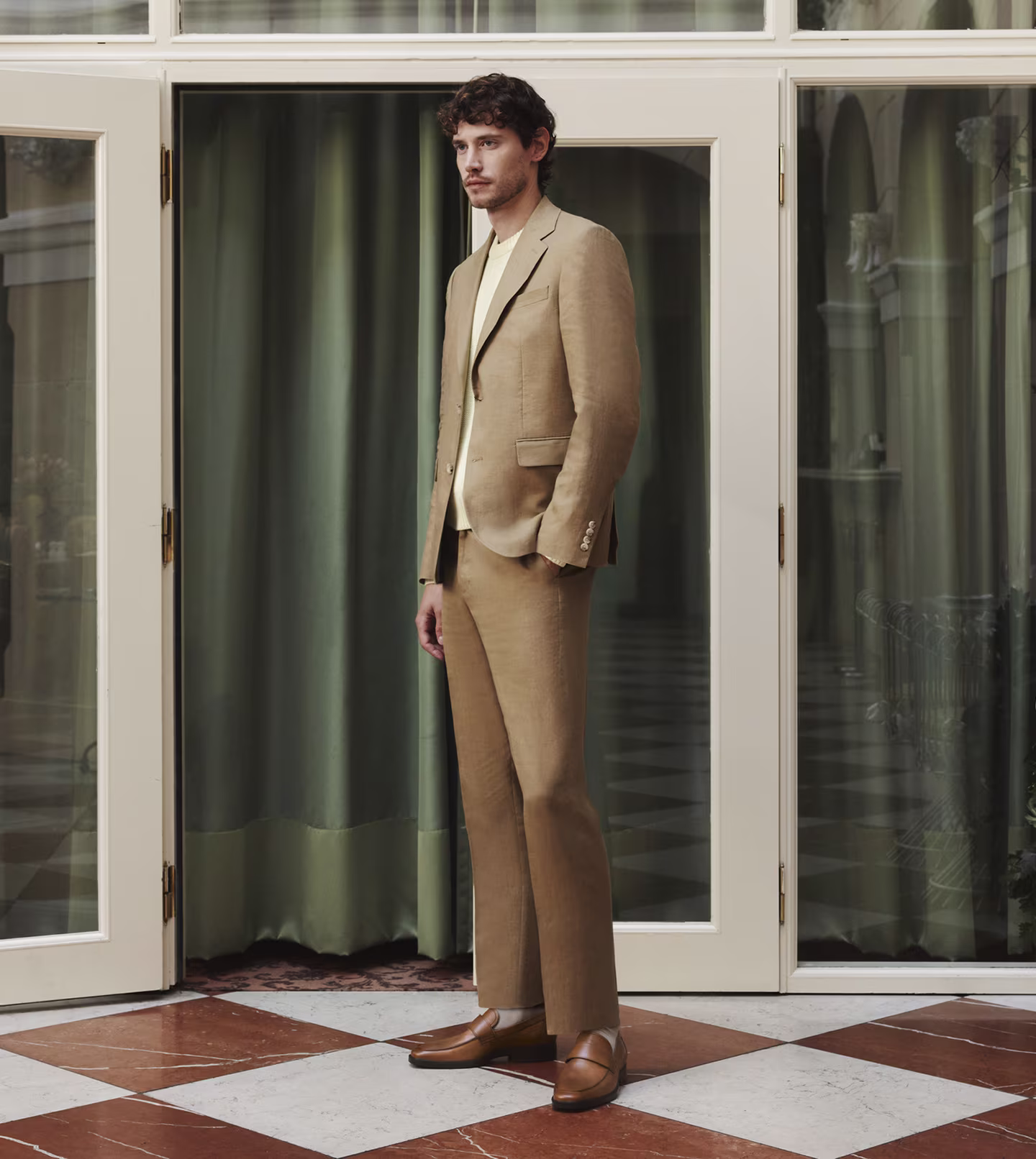 Anspruchsvolle Schneiderkunst gepaart mit moderner Leichtigkeit. Gefertigt aus edlem cognacfarbenem Leder, bieten diese dezenten Loafer eine Passform wie ein Handschuh und eine zeitlose Silhouette für die anspruchsvolle moderne Garderobe.
