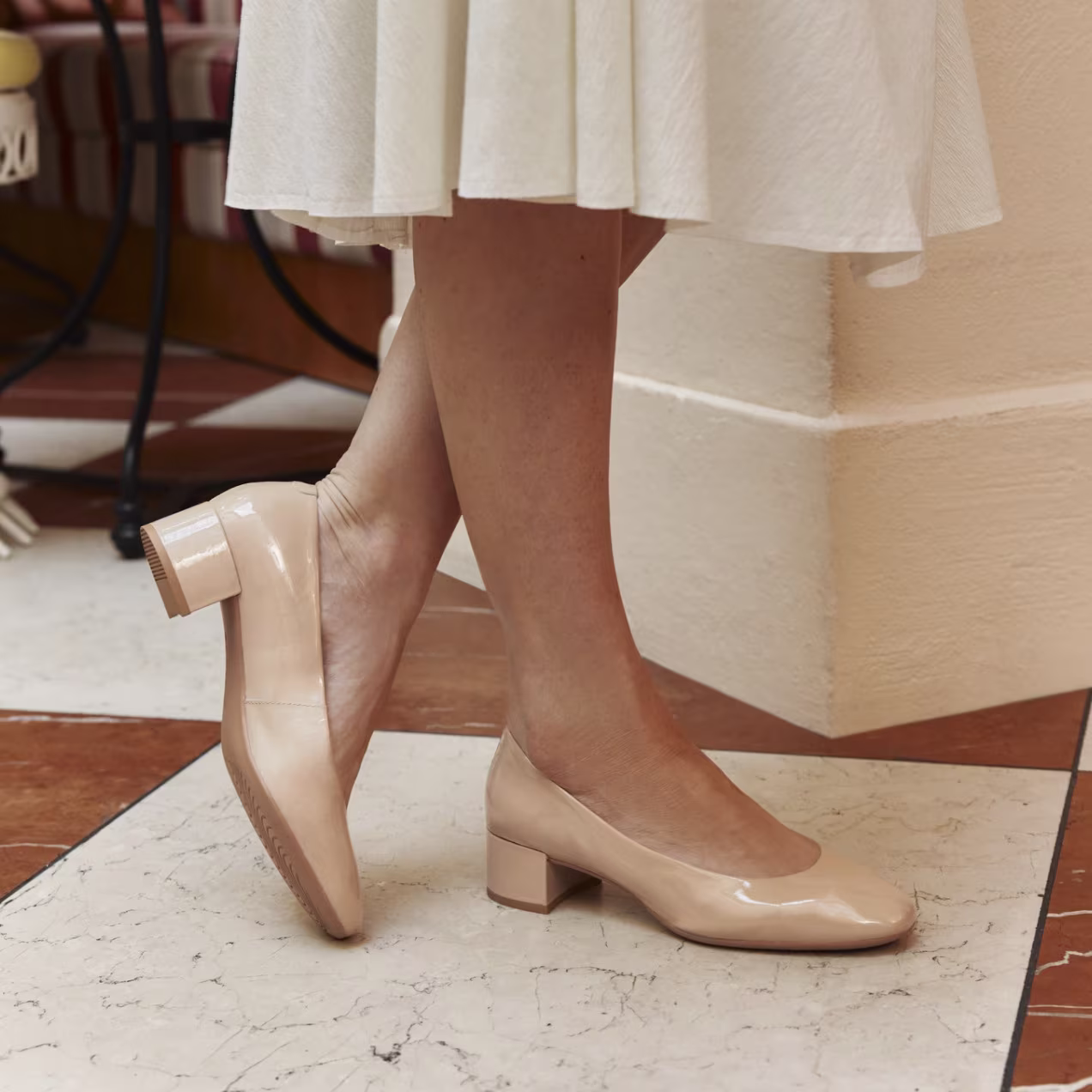 Disse glansfulde pumps i laklæder er designet til nem overgang fra dag til aften og kombinerer en elegant blokhæl med en polstret, anatomisk pasform.