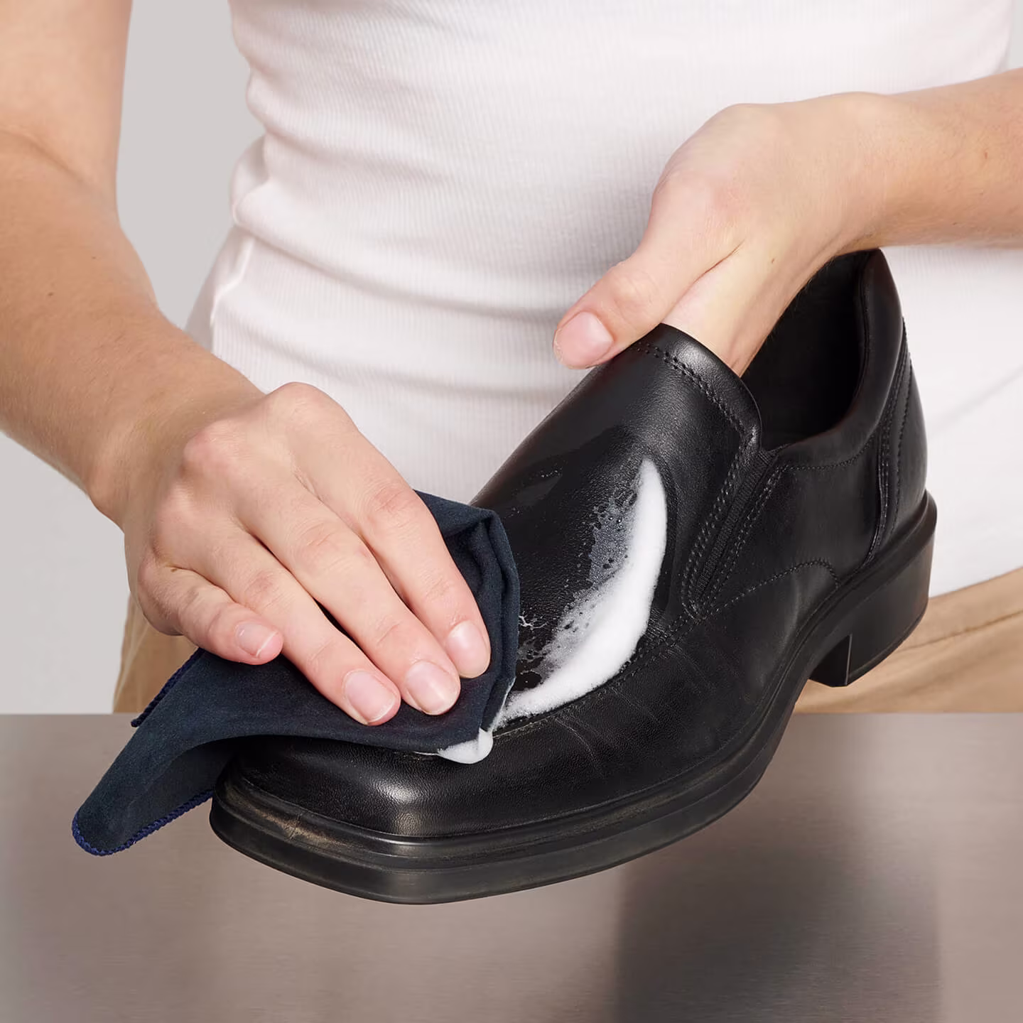 Massage ECCO FOAM CLEANER into the leather using a damp cloth. Remove the insole, wipe clean and leave to dry.