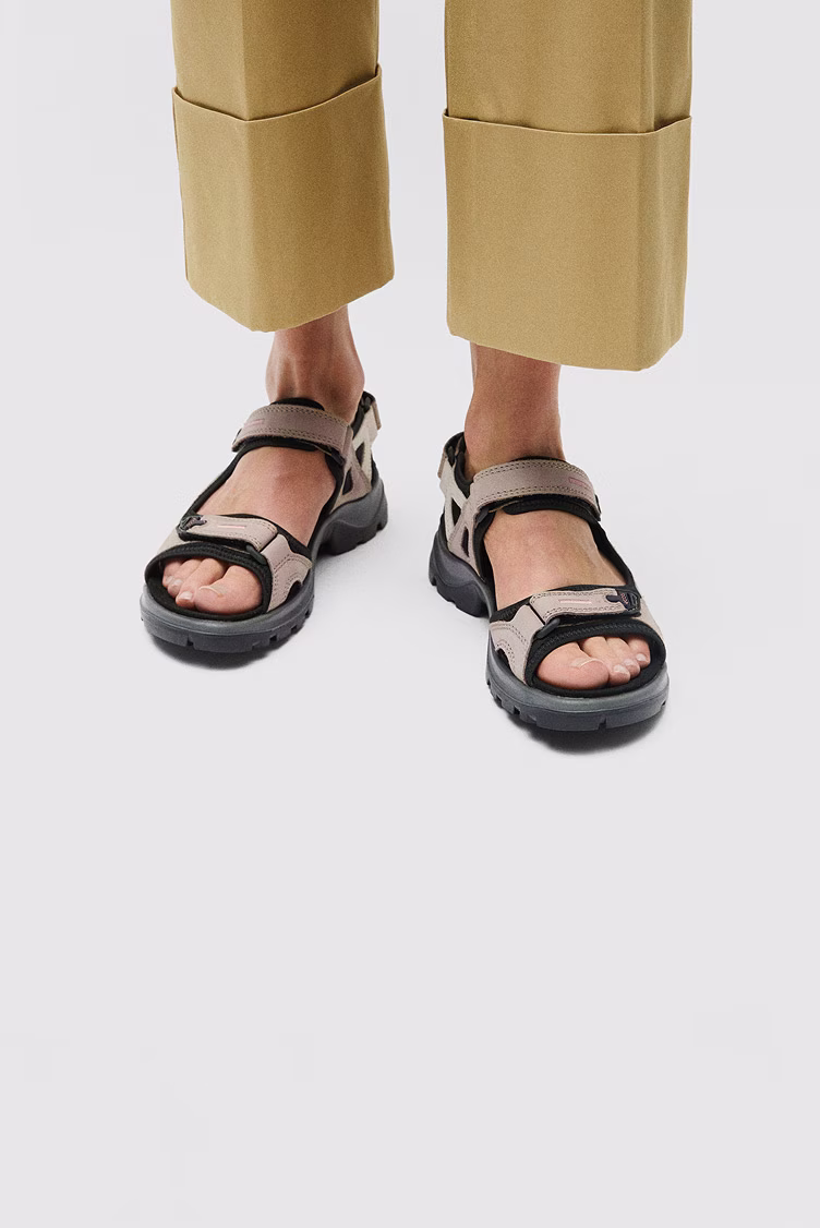 homepage-hero-2880x1620-AW25-travelshoes-06956354695