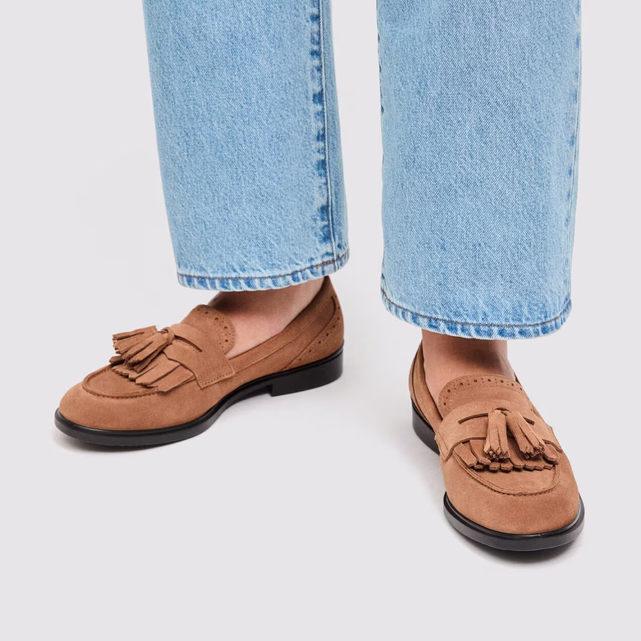 Disse klassiske loafers er fremstillet i usædvanligt blødt ruskind af høj kvalitet og tilfører en lækker finish og signaturkomfort til afslappede jeans-looks.