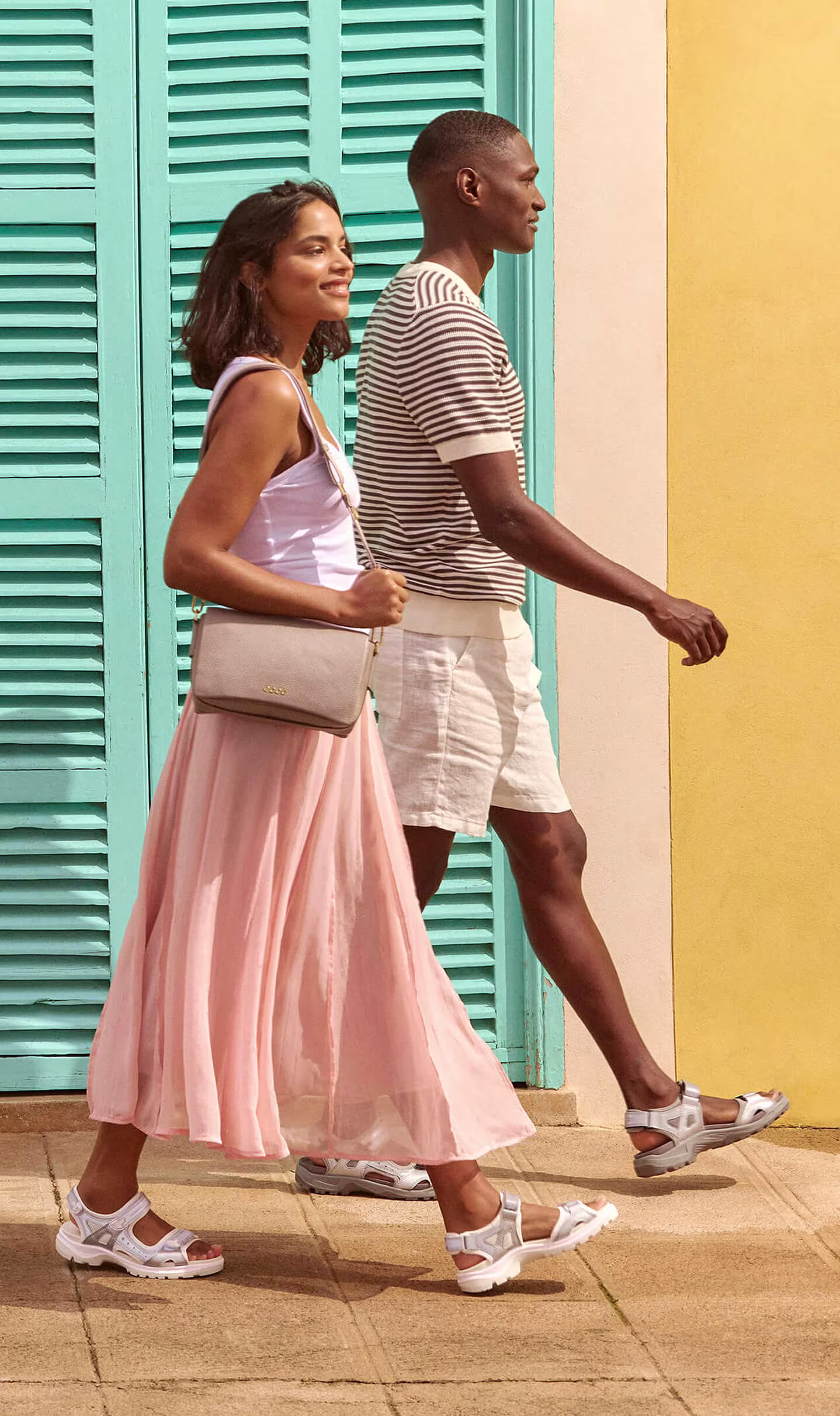 Lichtgewicht ECCO zomer-sportsandalen voor dames en heren in grijze en witte tinten.