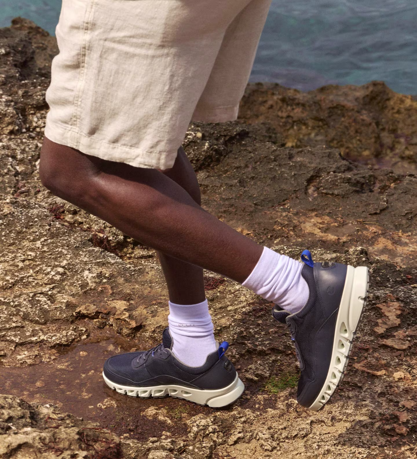 Experience modern versatility with these navy men's trainers. Crafted with premium materials and innovative FLUIDFORM™ soles, delivering lightweight comfort for every adventure.