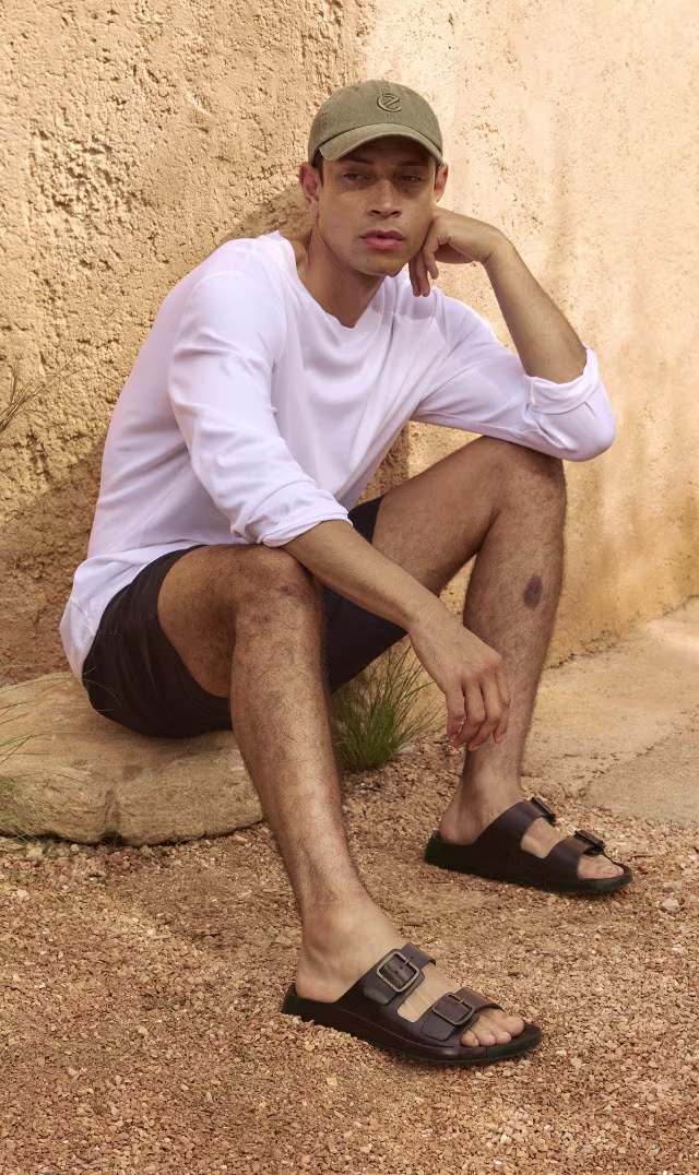 ECCO Cozmo, bekväma slip-in-sandaler för herr i mörkbrunt läder med två justerbara spännen.