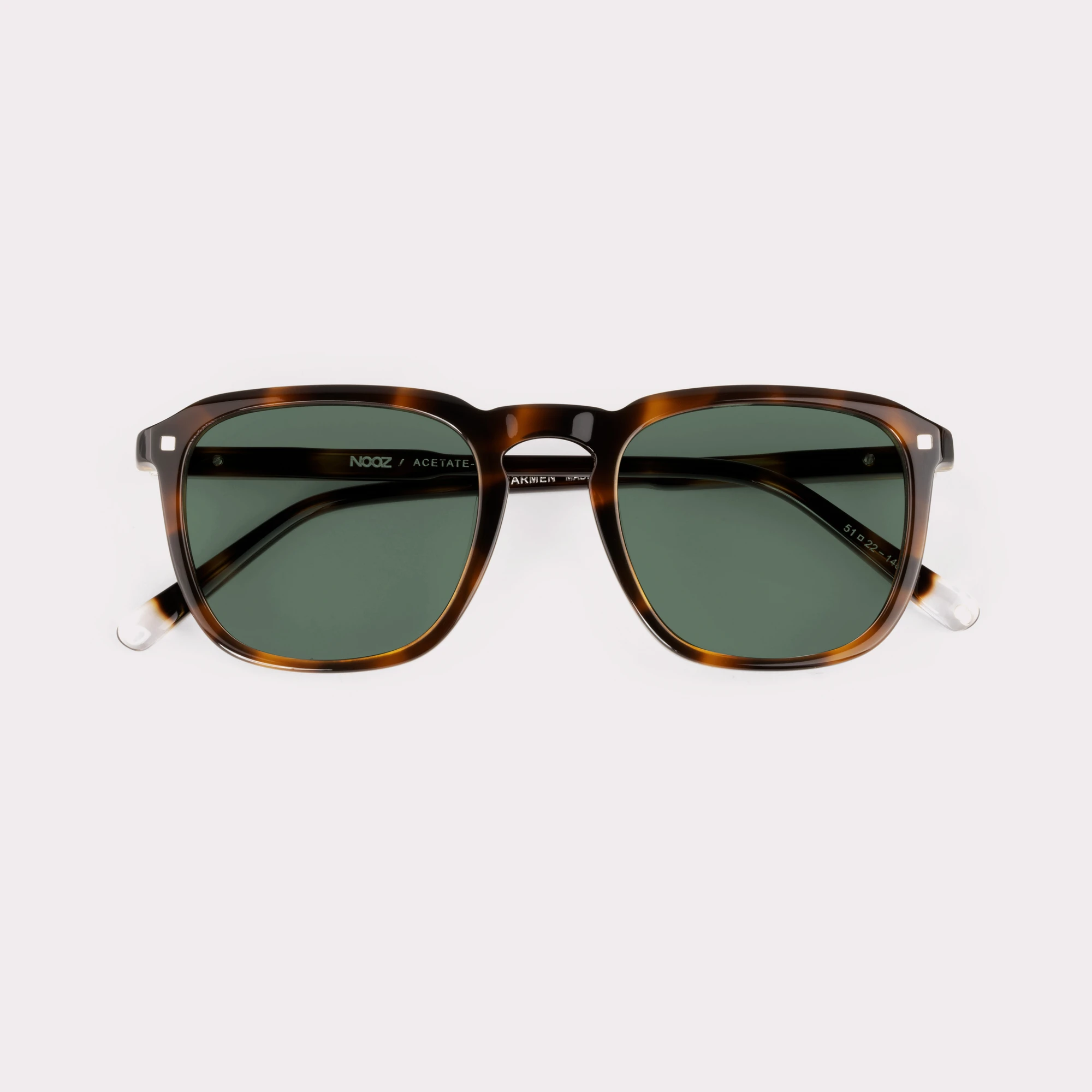 Une paire de Carmen Tortoise Lunettes de soleil repliée