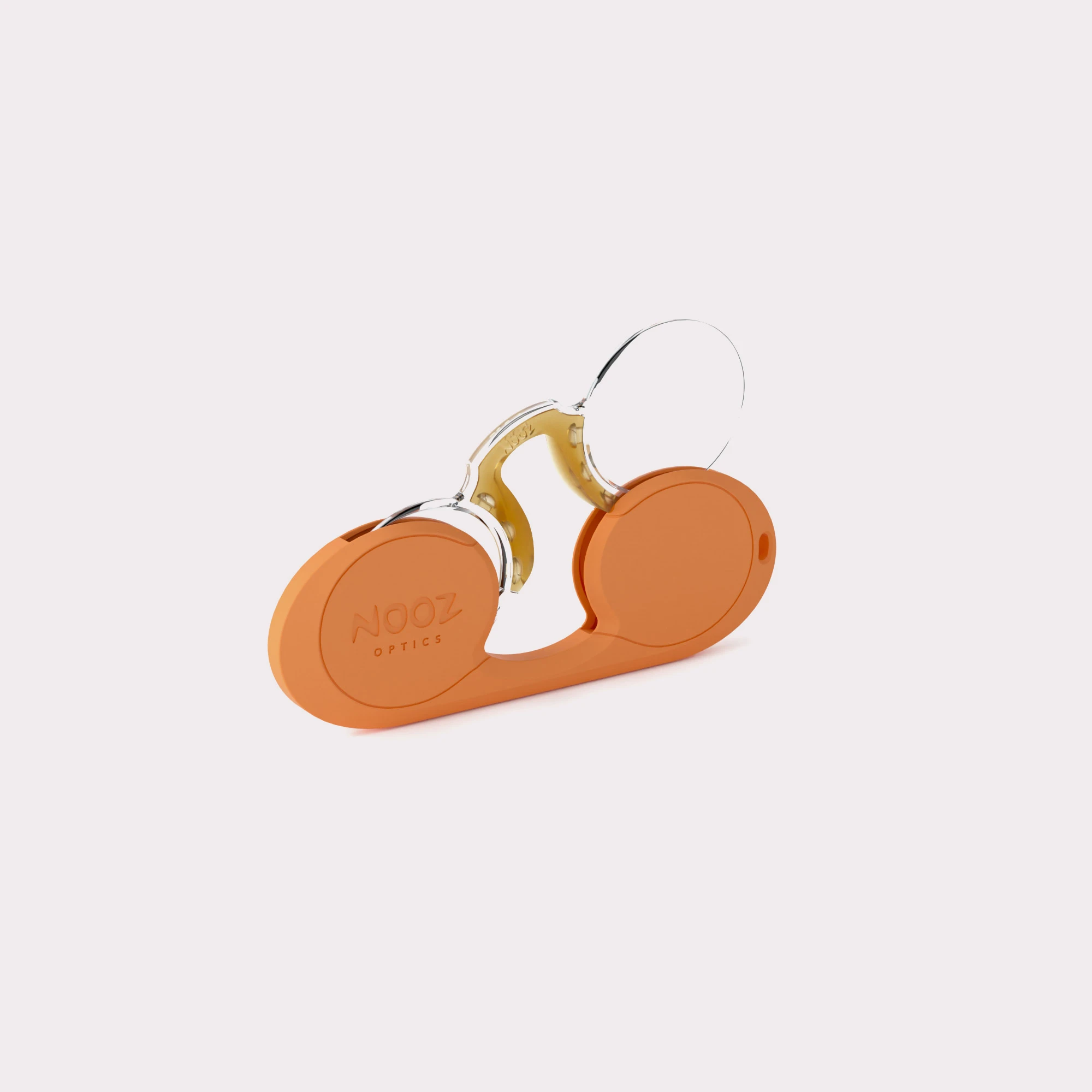 Een par Oval Apricot Leesbril dat uit zijn etui komt