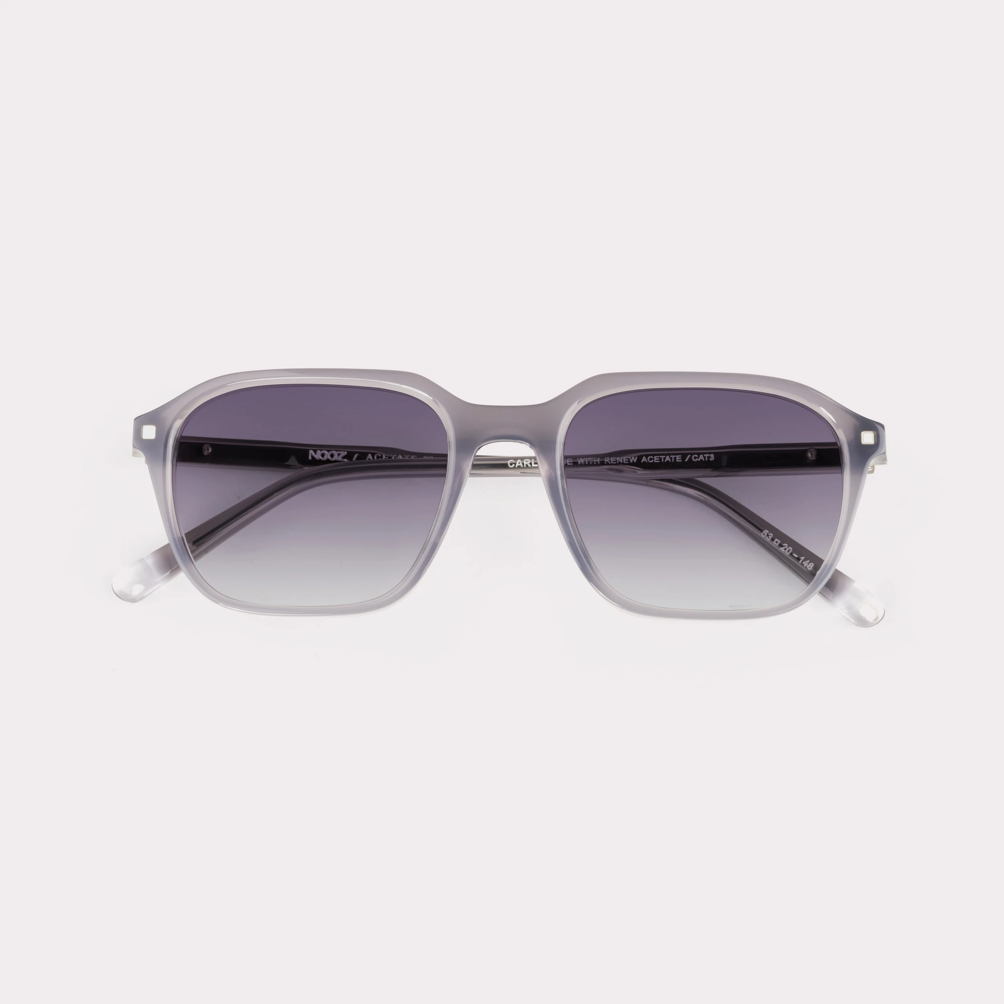 Ein Paar Carl Hellgrau Sonnenbrille , zusammengeklappt