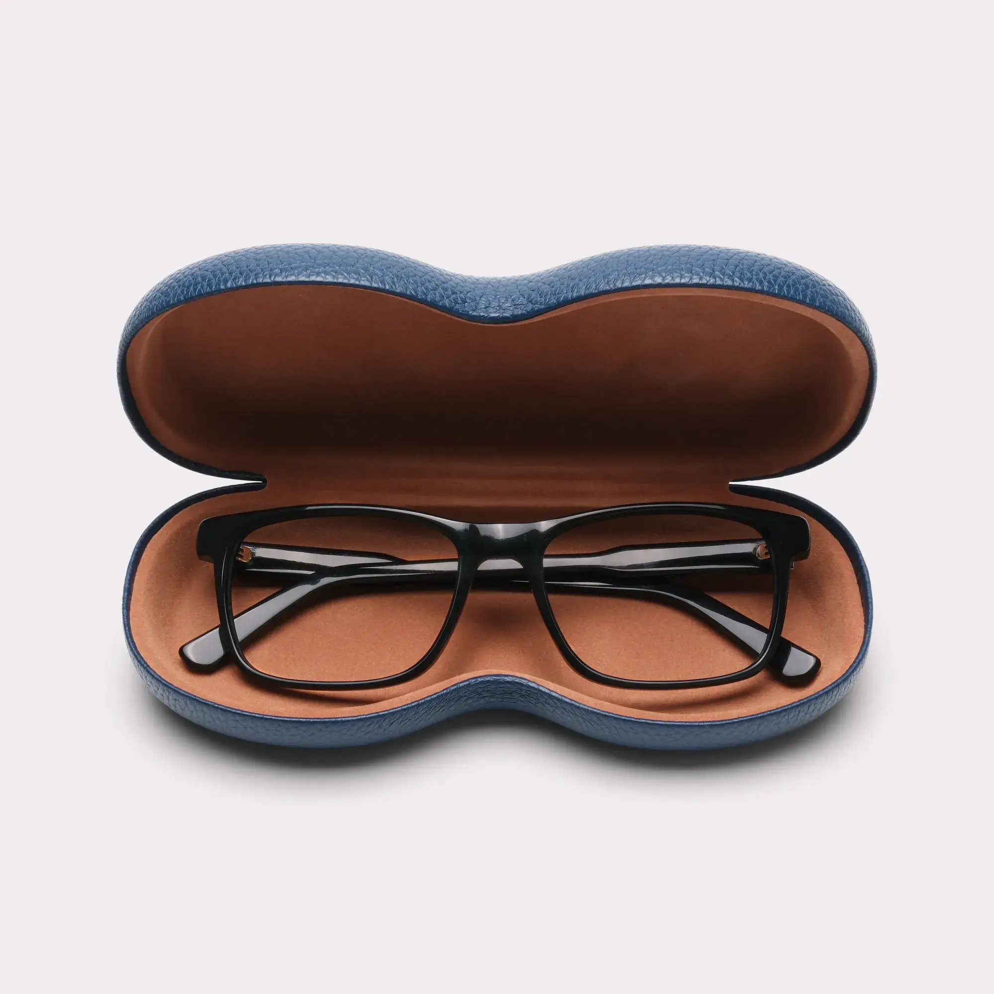 Une paire de Justin Noir Lunettes de lecture sortant de son étui