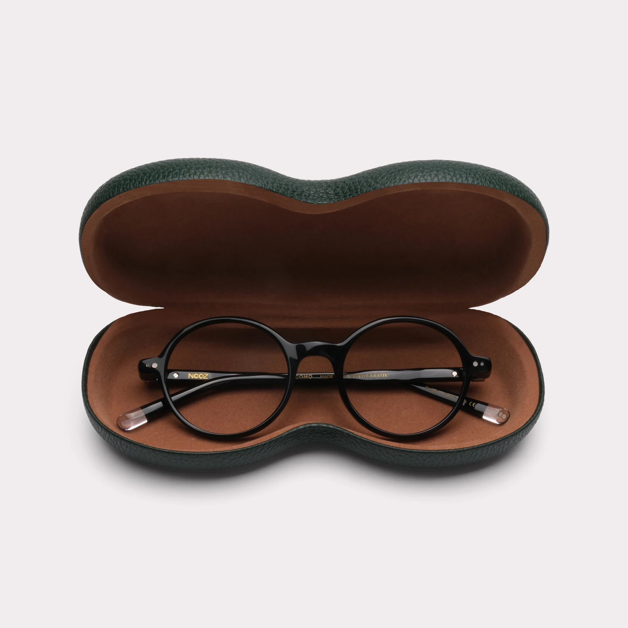 Een par Hardcase Darkgreen Accessoires dat uit zijn etui komt