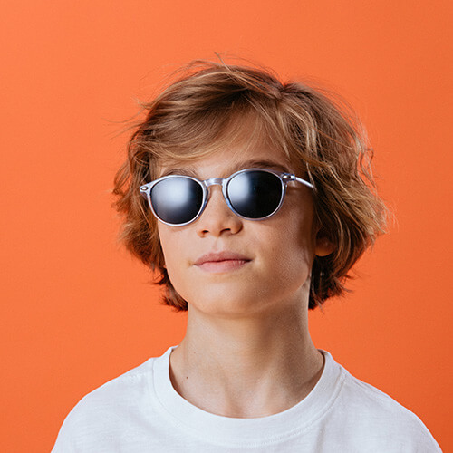 Paire de lunettes de soleil enfant portée par un jeune garçon