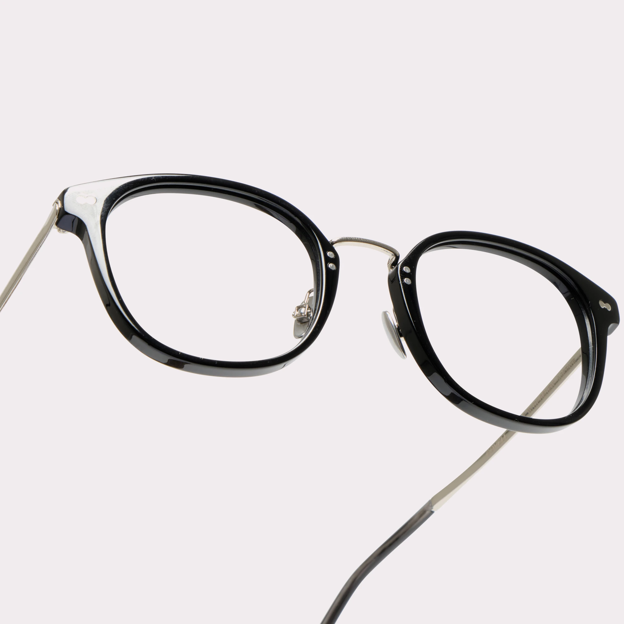 Une paire de Covell Noir Lunettes sur prescription en vue macro