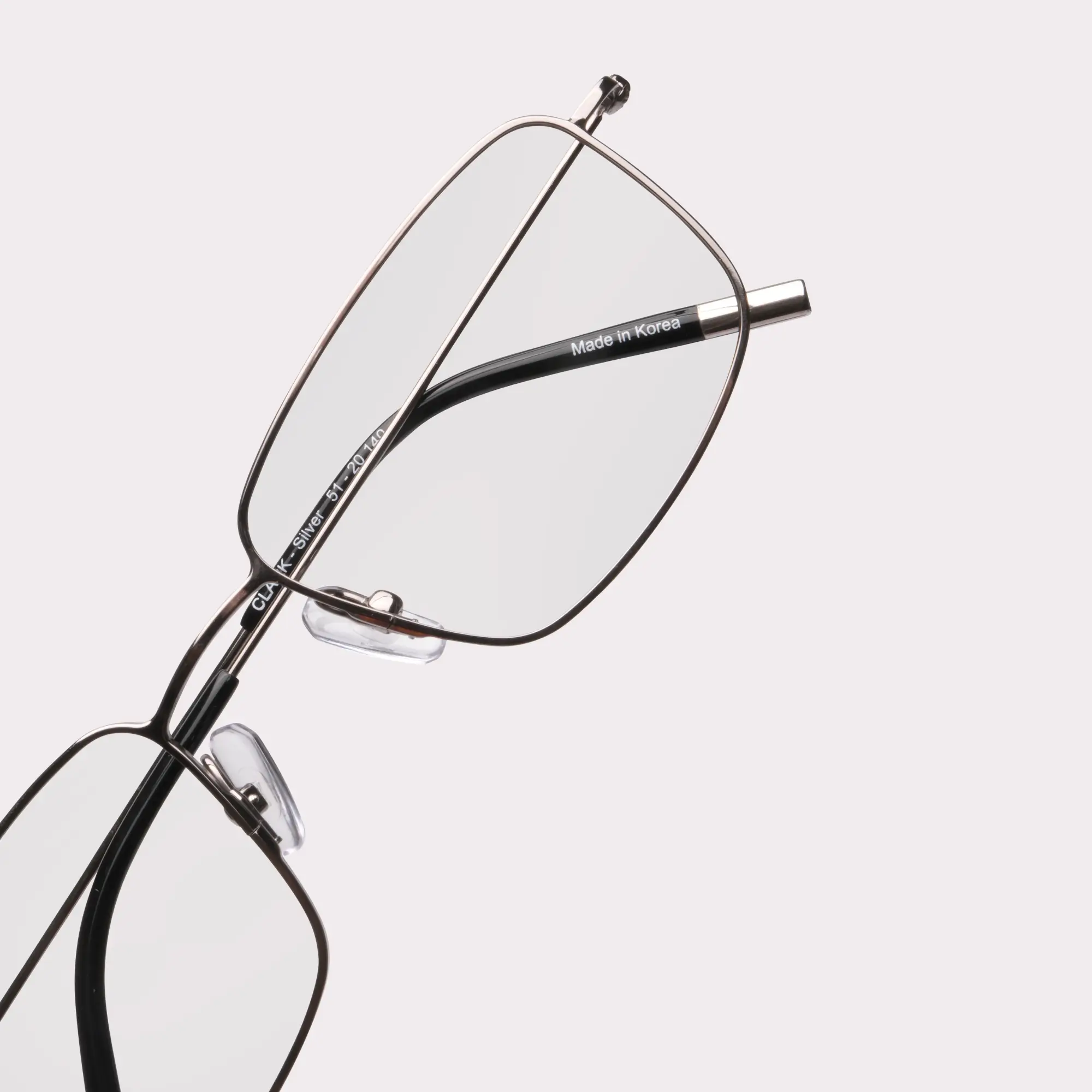 Ein Paar Clark Silver Korrekturbrille in der Makroansicht