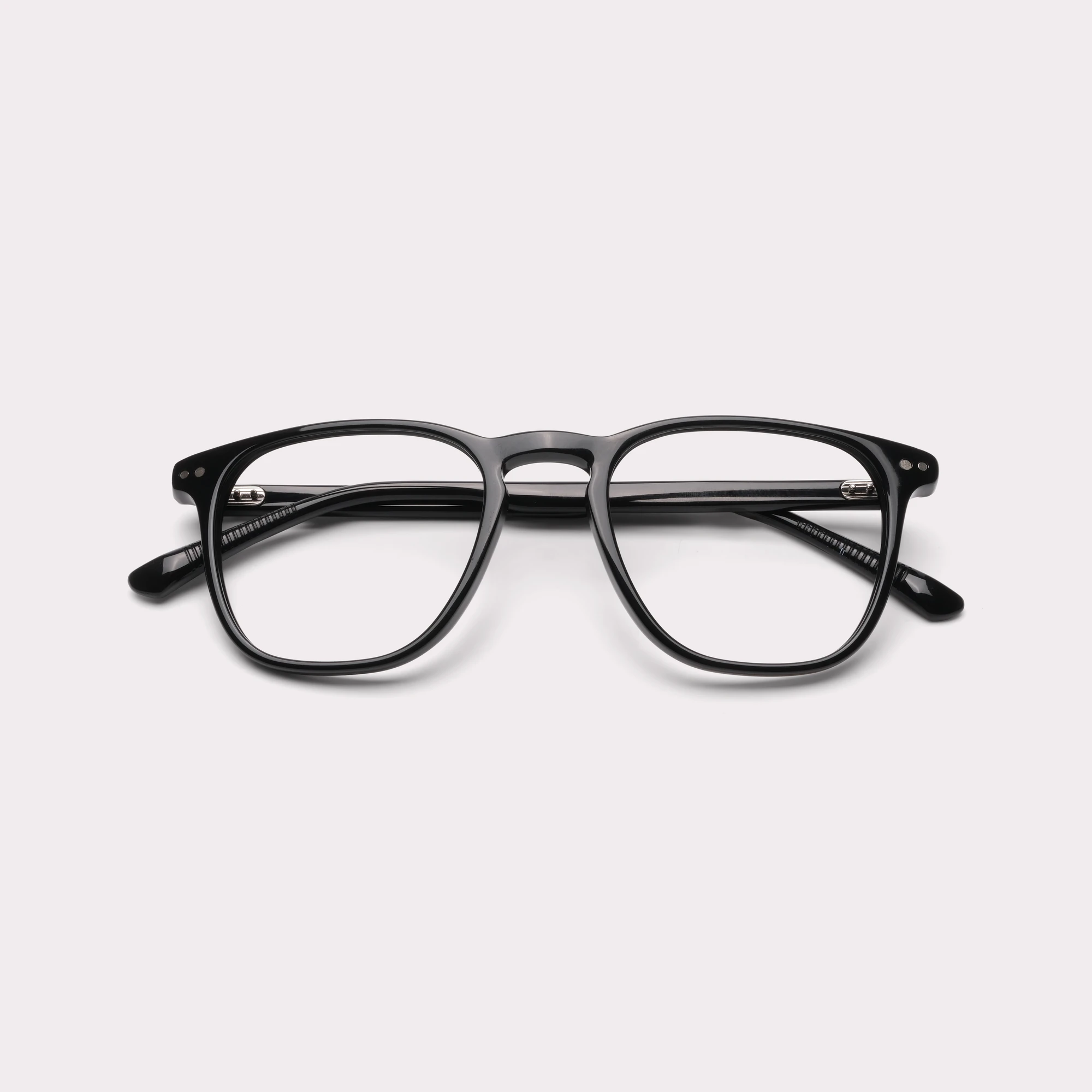 Um par de Oscar Preto Óculos graduados dobrado