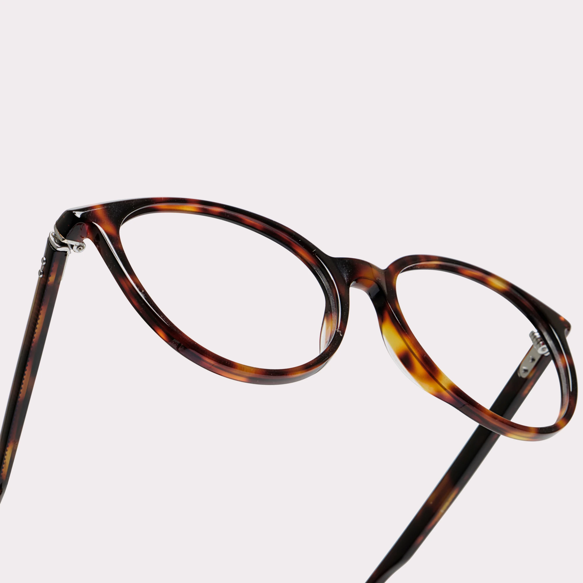 Ein Paar Berry Tortoise Korrekturbrille in der Makroansicht