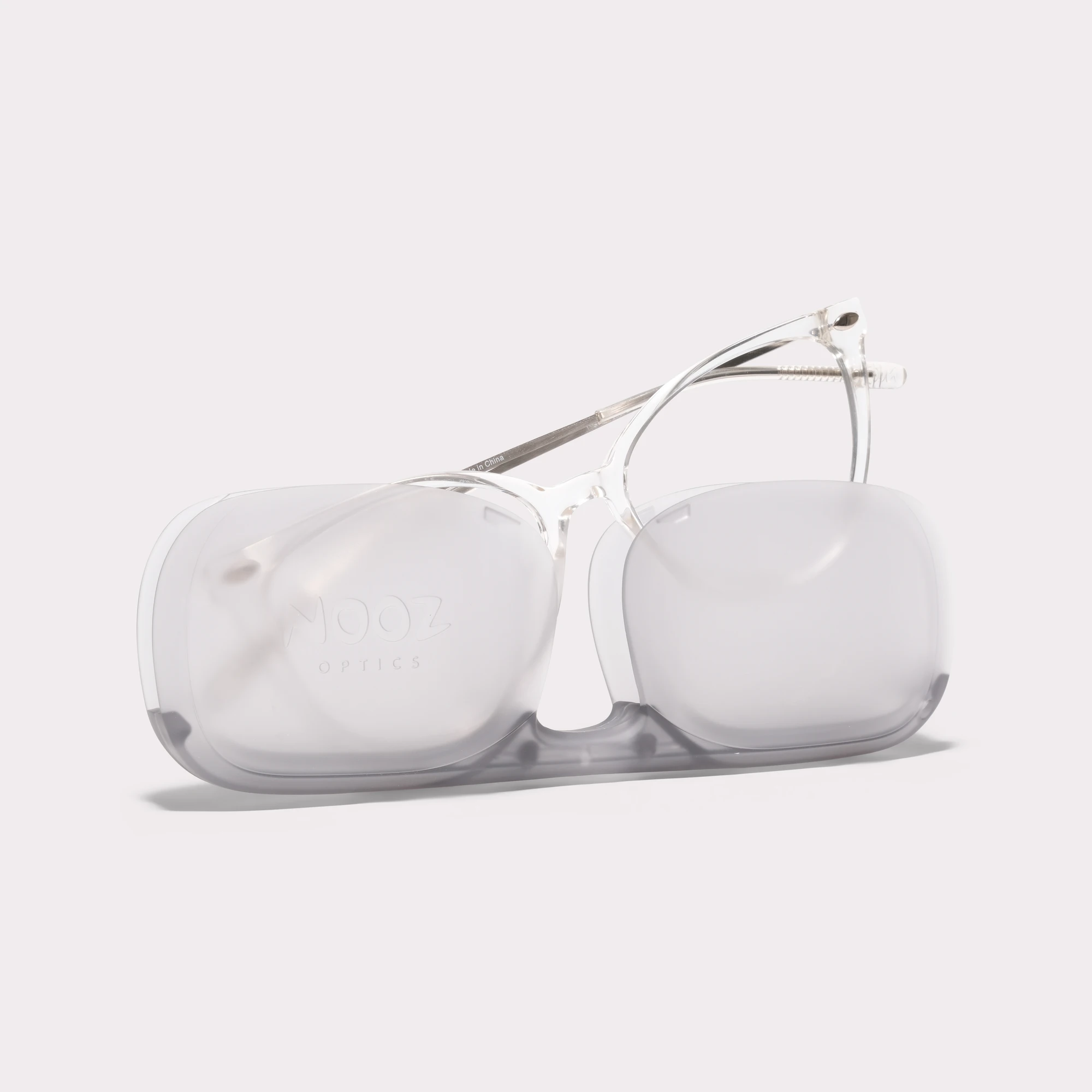 Une paire de Ivy Cristal Lunettes de lecture sortant de son étui