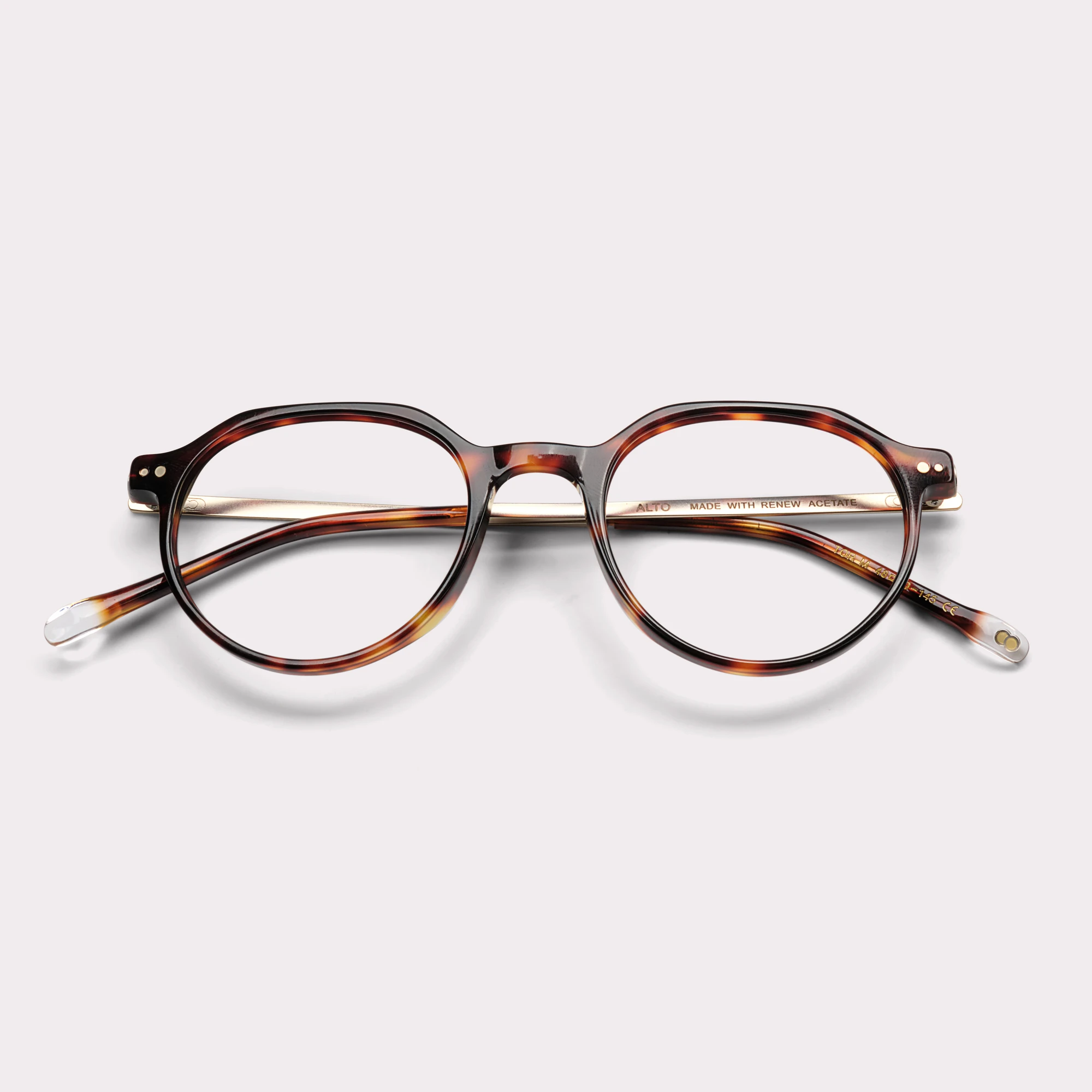 Une paire de Alto Tortoise Lunettes sur prescription repliée