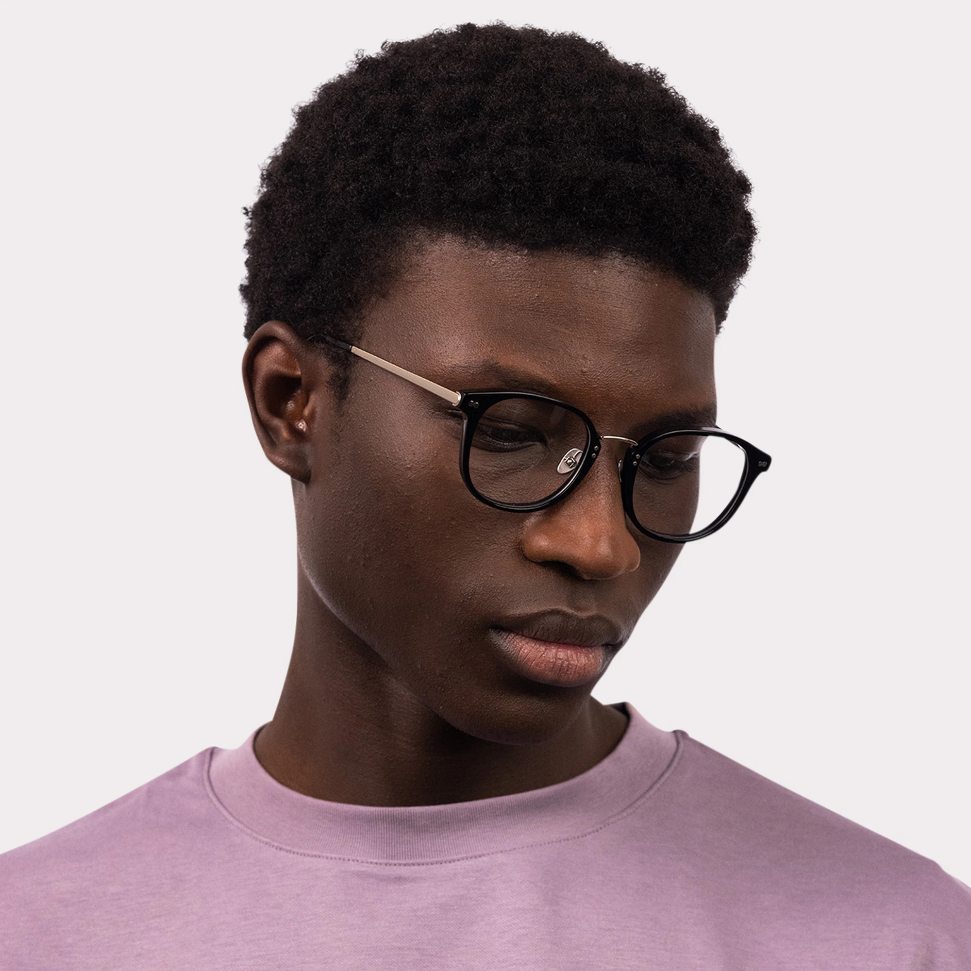 Une paire de Covell Noir Lunettes sur prescription