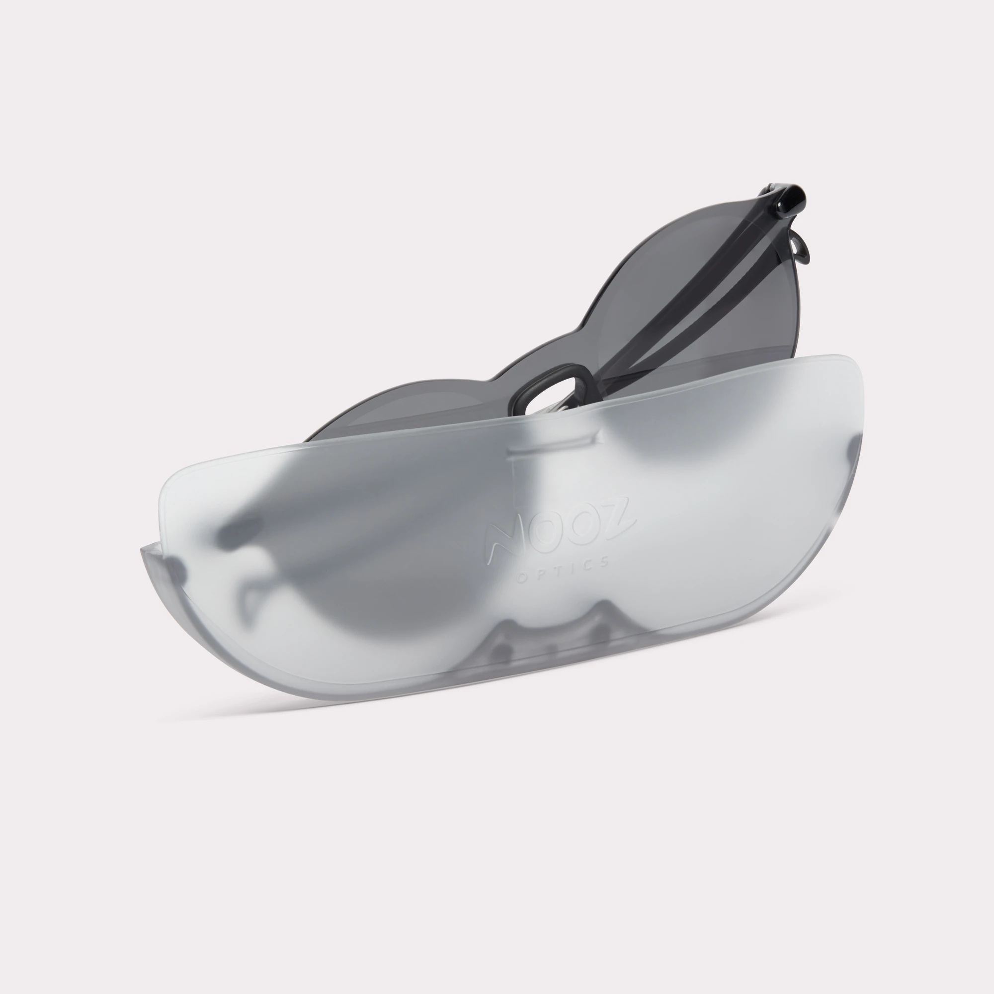 Un par de Essential Deporte Redondo Negro Gafas de sol saliendo de su estuche.