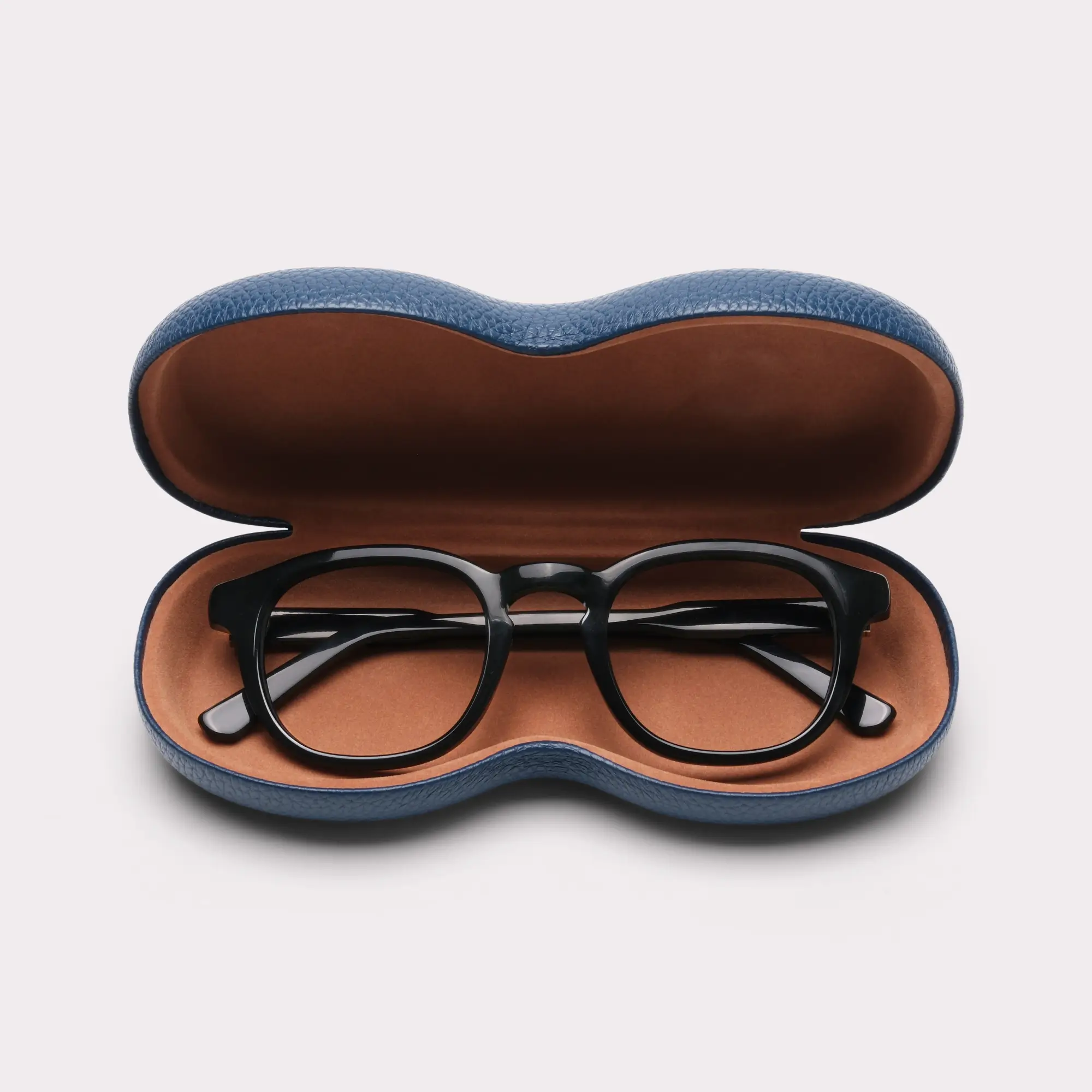 Une paire de Loen Noir Lunettes de lecture sortant de son étui