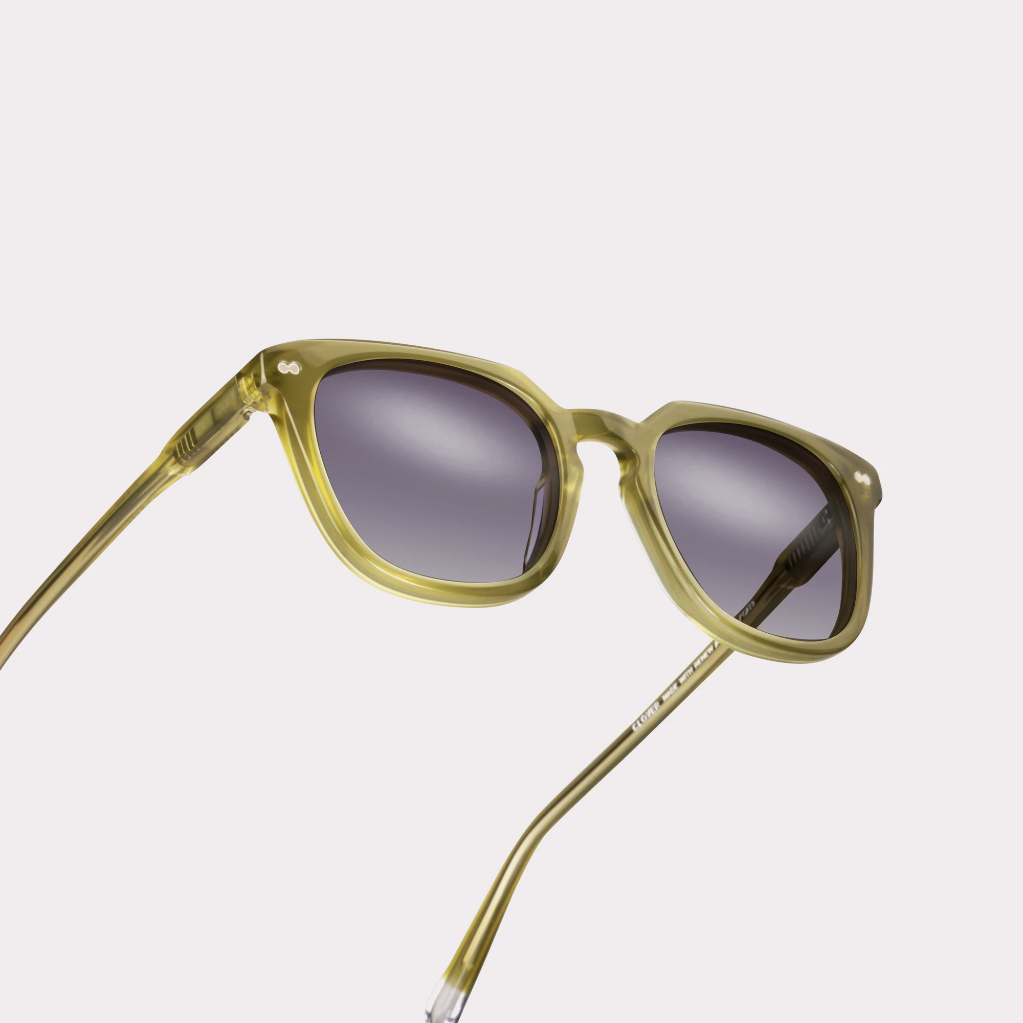 Ein Paar Clover Milky Kaki Sonnenbrille in der Makroansicht