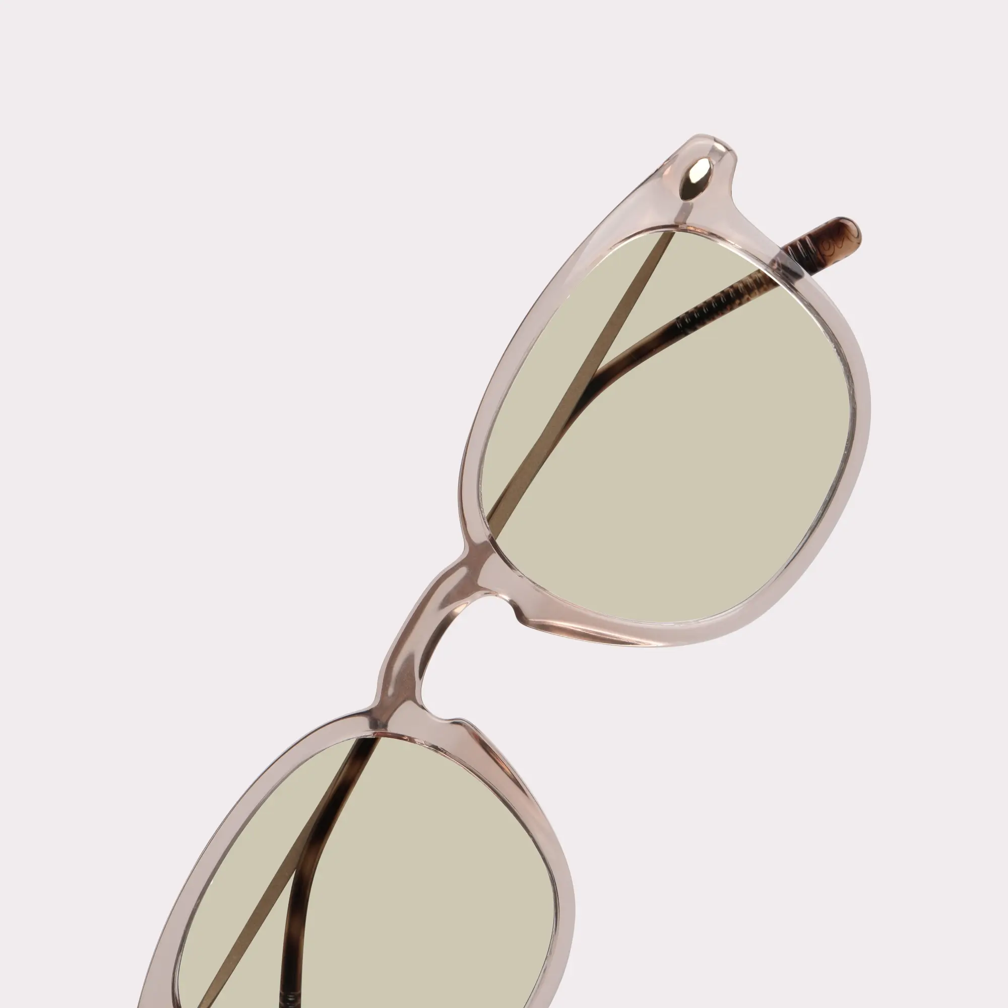 Une paire de Alma Prosecco Lunettes de soleil en vue macro