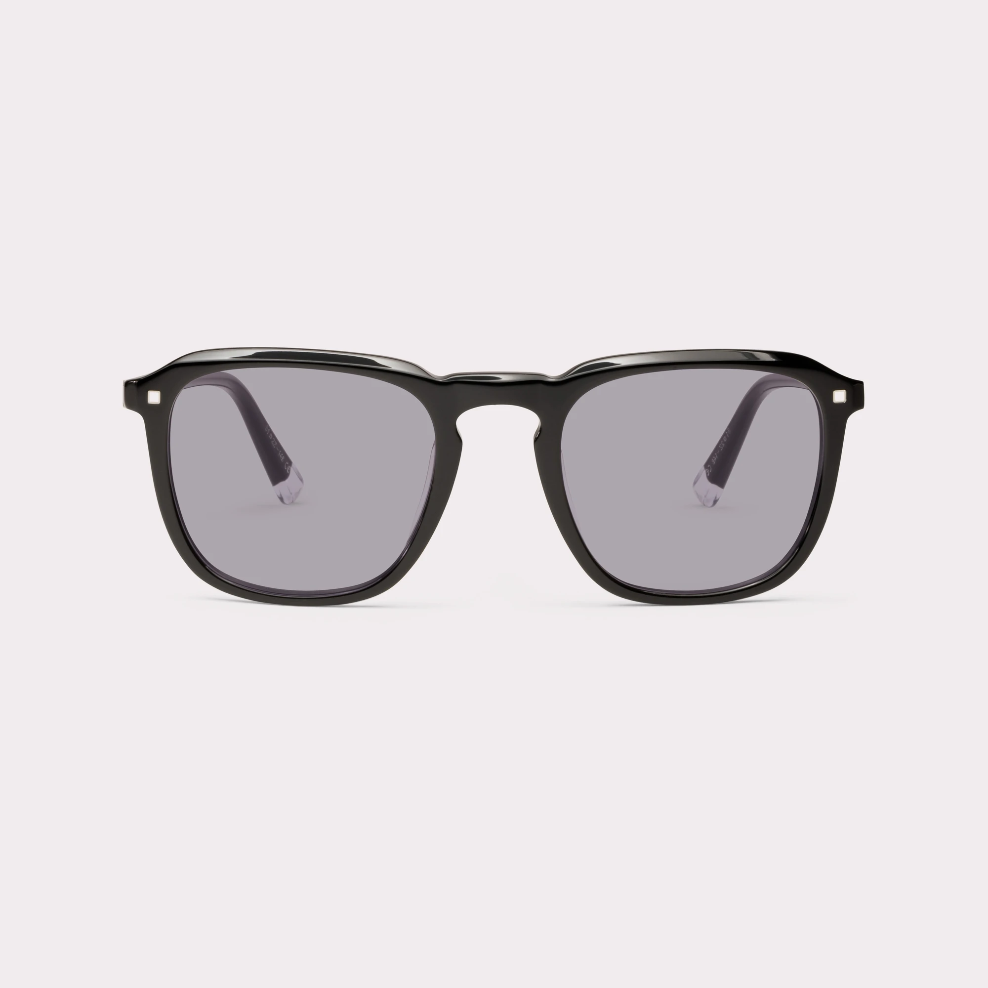 Un par de Carmen Negro Gafas de sol vista de frente
