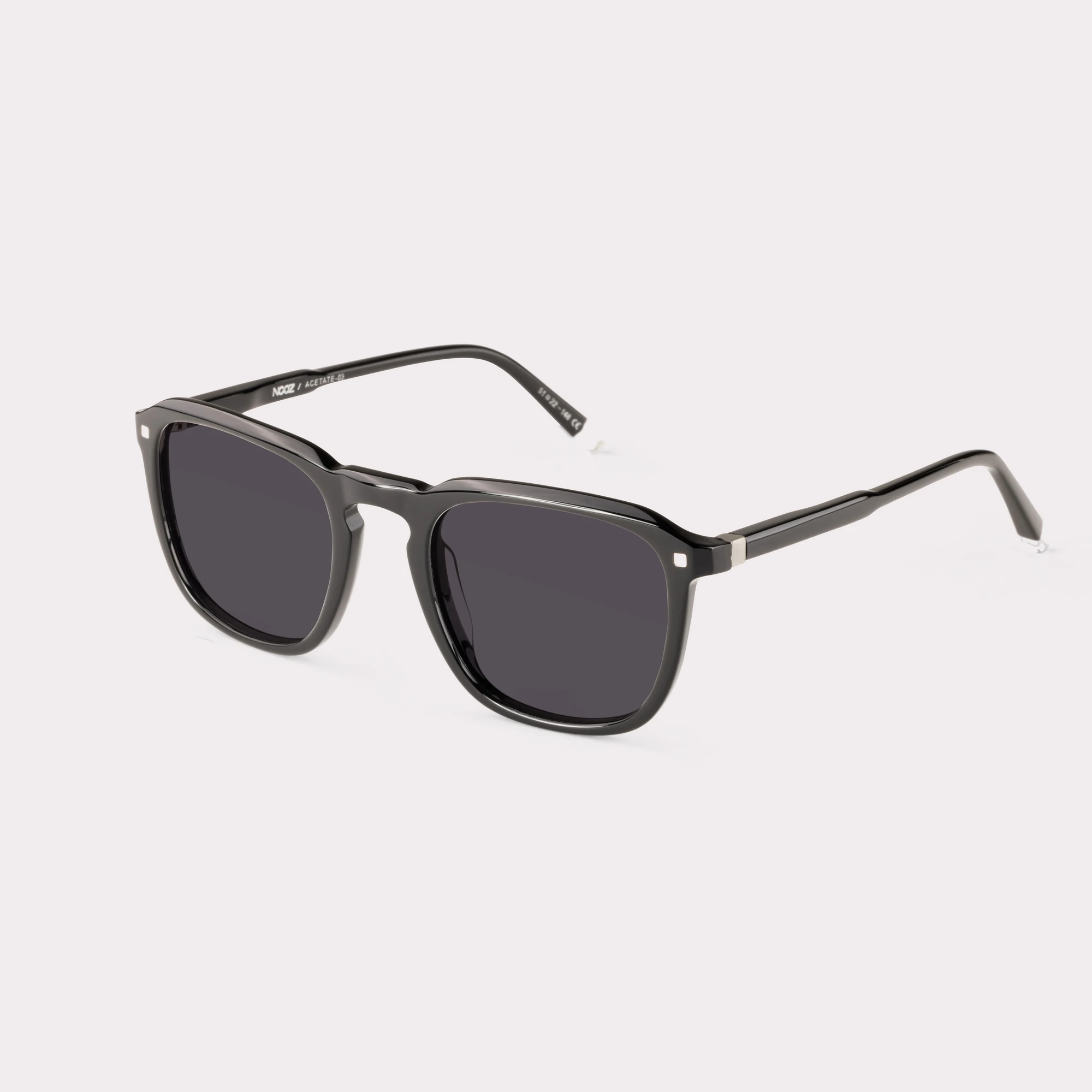 Un par de Carmen Negro Gafas de sol vista de lado