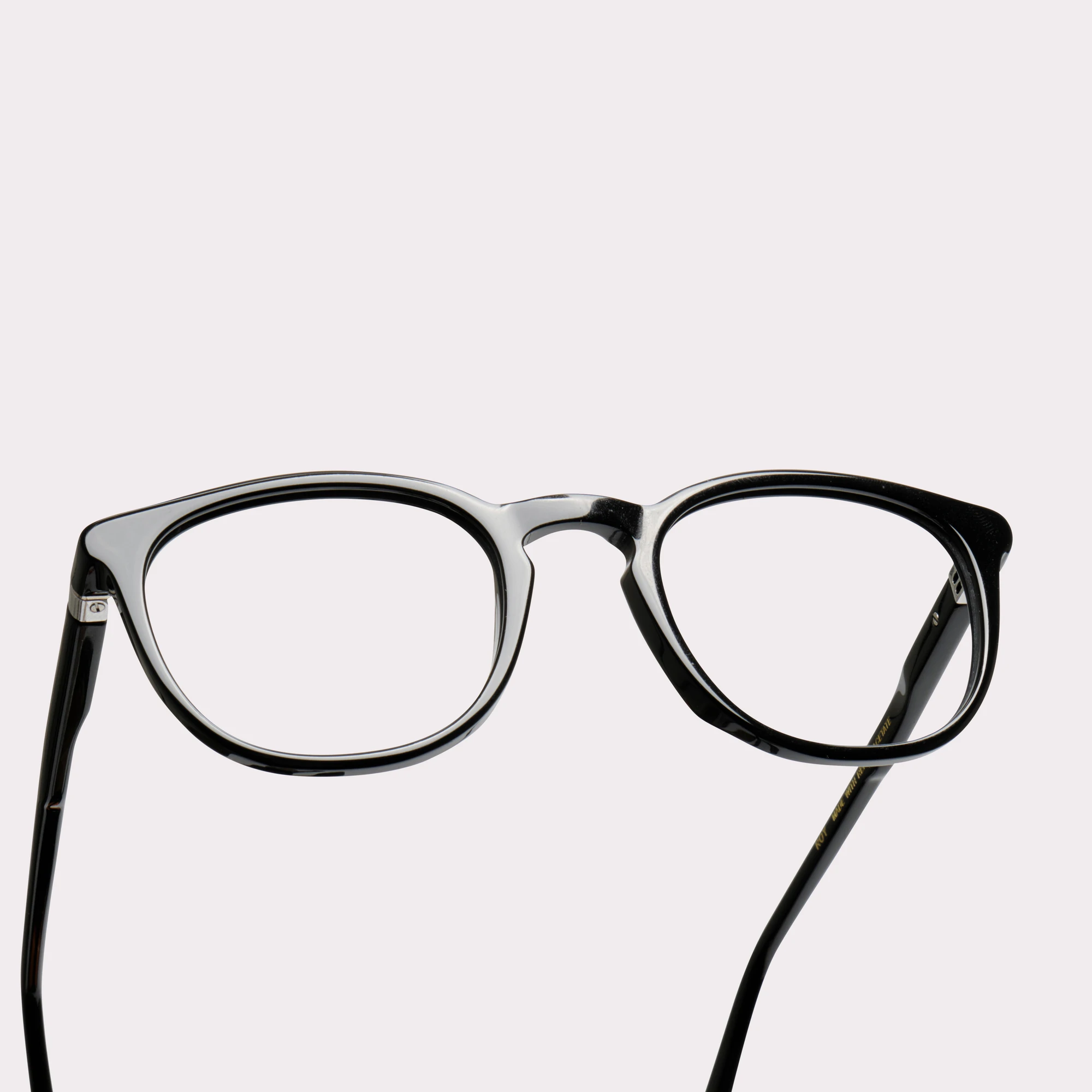 Ein Paar Roy Schwarz Korrekturbrille in der Makroansicht