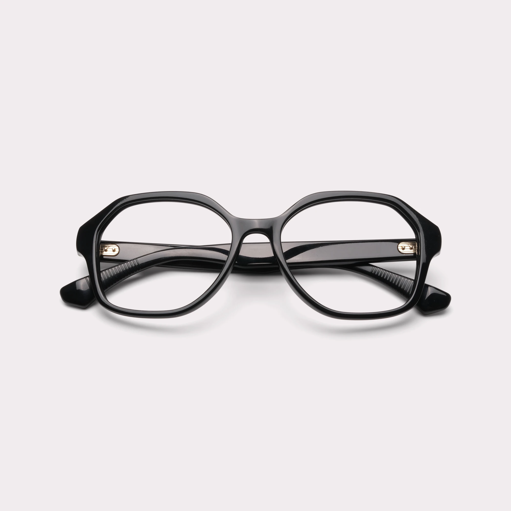 Um par de Aude Preto Óculos graduados dobrado