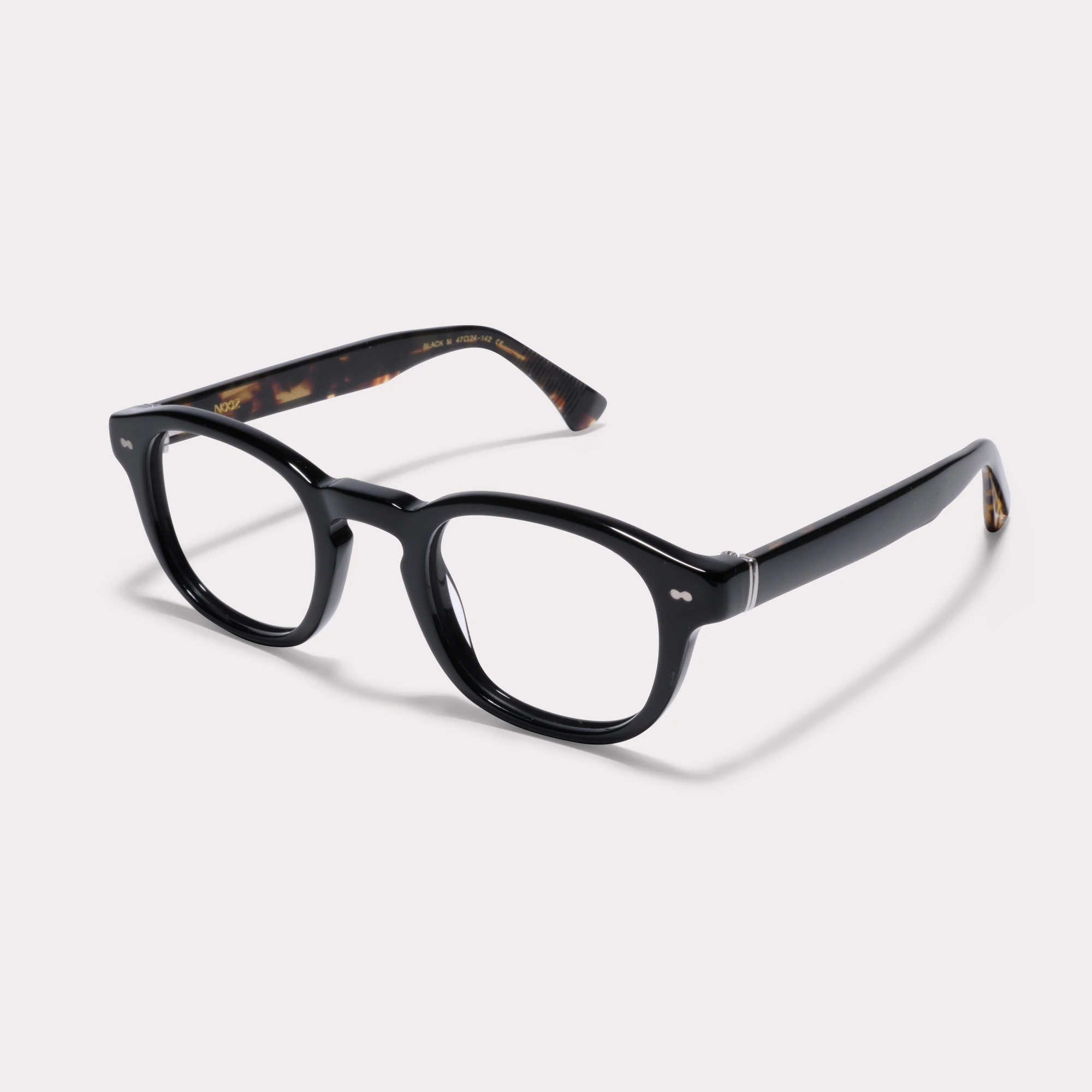 Ein Paar Owen Schwarz Korrekturbrille , von der Seite gesehen