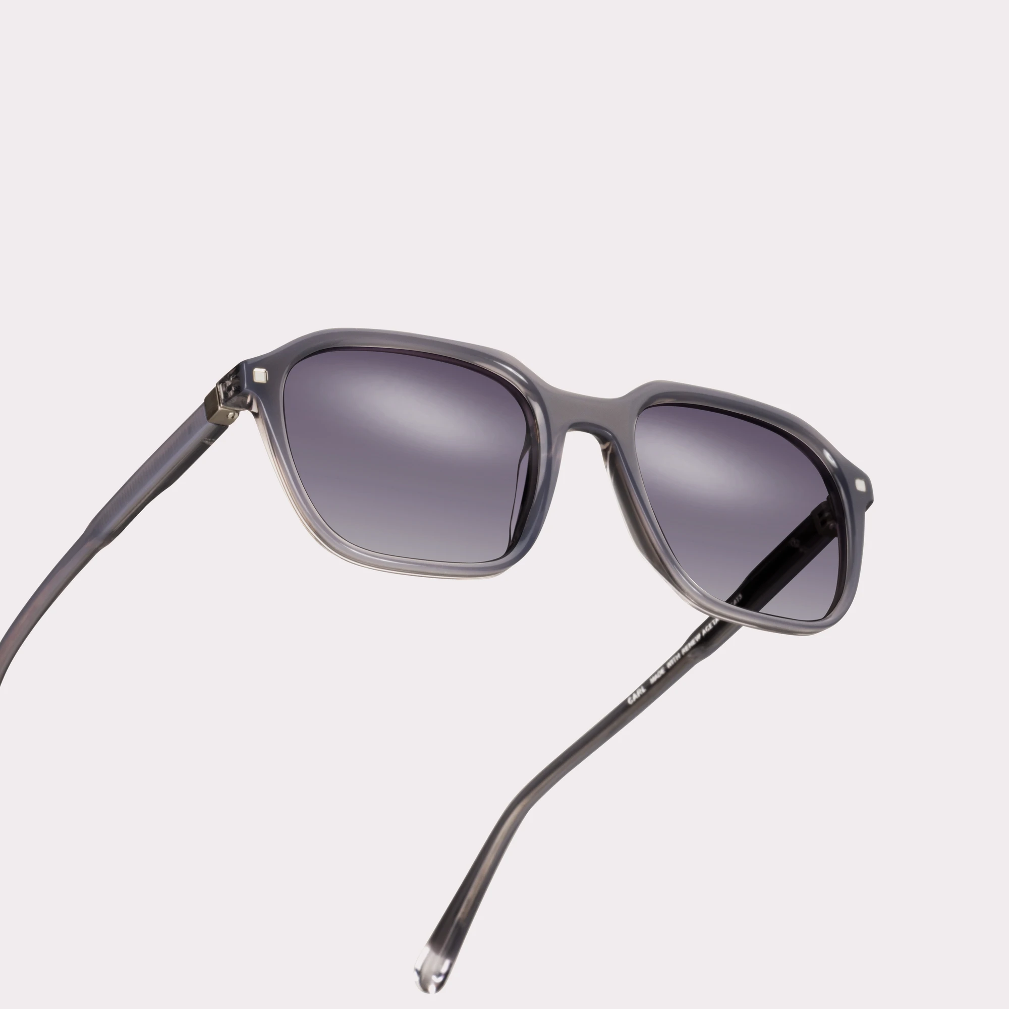 Ein Paar Carl Hellgrau Sonnenbrille in der Makroansicht