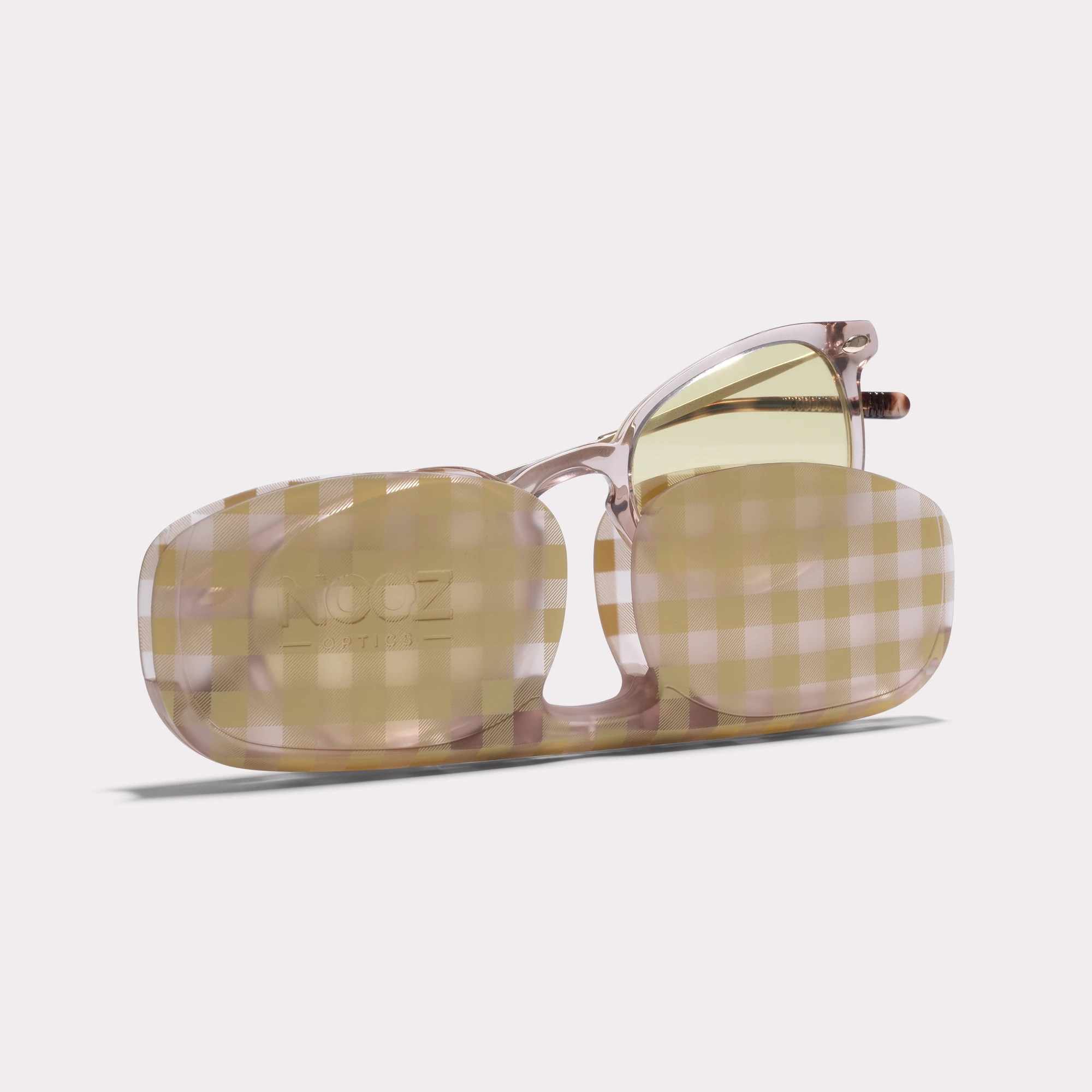 Une paire de Alma Prosecco Lunettes de soleil sortant de son étui