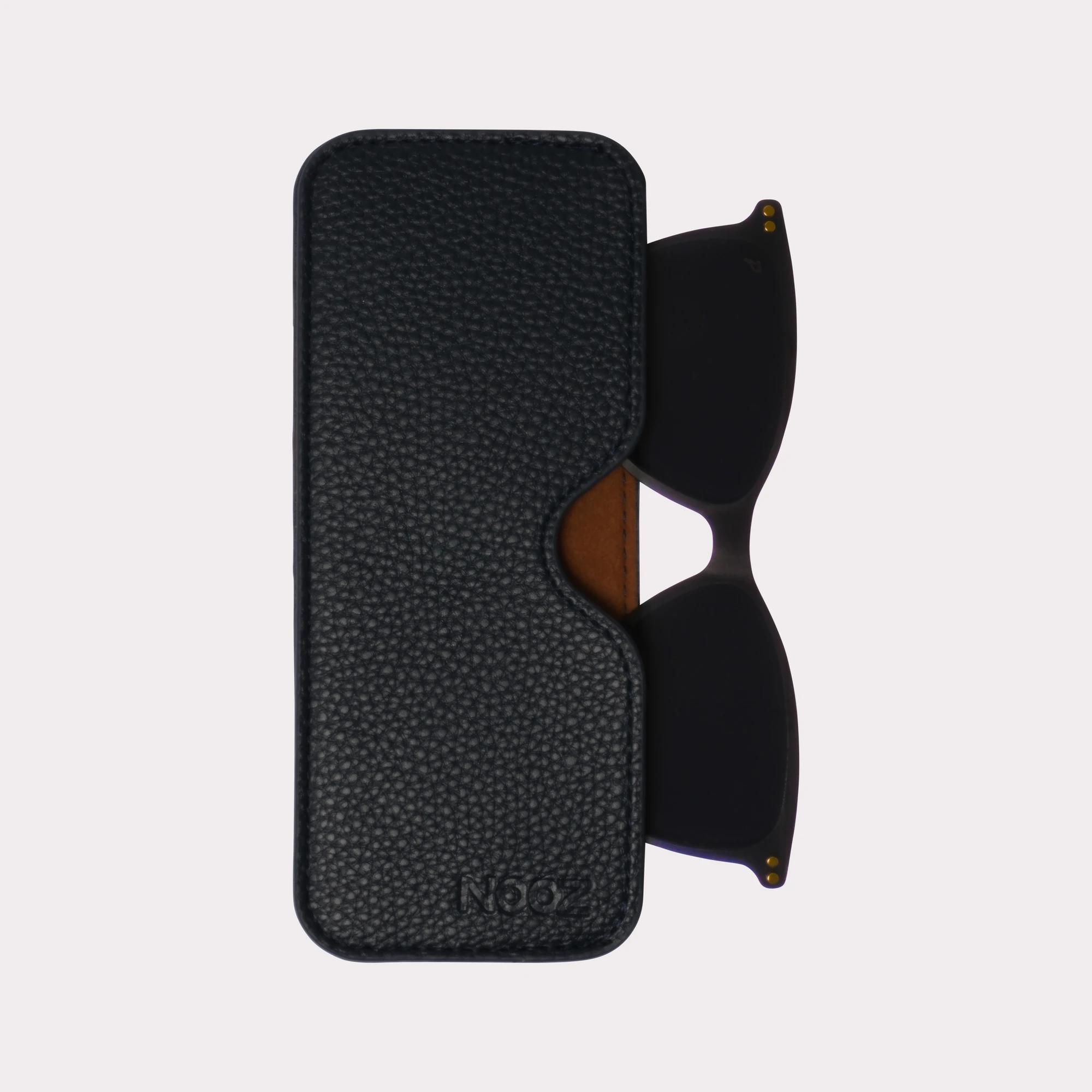 Een par Ember Grijs Clip dat uit zijn etui komt