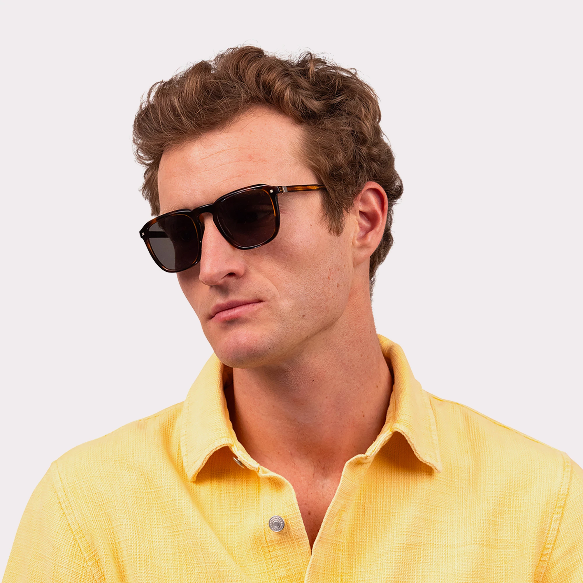 Une paire de Carmen Tortoise Lunettes de soleil